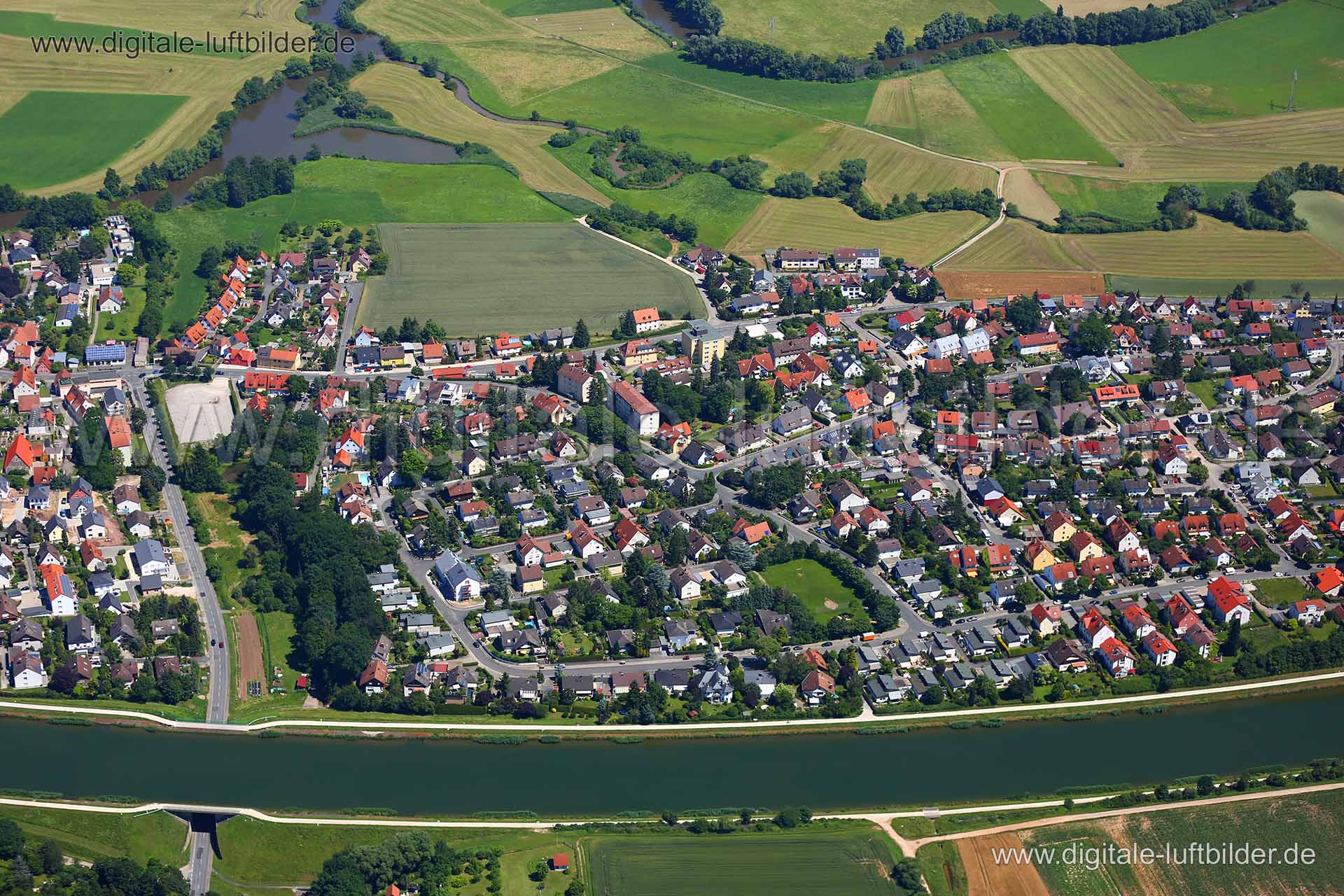 Titel: Vach, Bildnummer: c221880, Ort / Stadt: Fürth, (Land)Kreis: kreisfreie Stadt Fürth, Regierungsbezirk: Mittelfranken, Bundesland: Bayern, Aufnahmedatum: 23.06.2016, Schlagwörter: Luftbild, Luftbilder, Luftbildfotografie, Luftaufnahme, Luftbildaufnahme, Luftfoto, Vogelperspektive, Vogelansicht, Deutschland, Schräg- und Senkrecht-Luftaufnahmen, Orthofotografie, Vach, Vacher Straße, Zenn, Main-Donau-Kanal, Obermichelbacher Straße, Gewässer, Monat: Juni, Jahreszeit: Sommer, Tageszeit: Mittag /