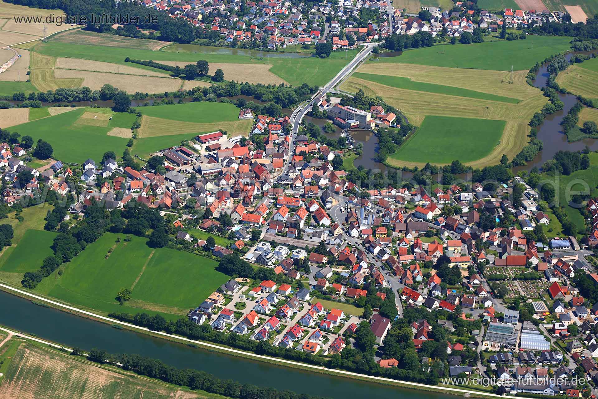 Titel: Vach, Bildnummer: c221900, Ort / Stadt: Fürth, (Land)Kreis: kreisfreie Stadt Fürth, Regierungsbezirk: Mittelfranken, Bundesland: Bayern, Aufnahmedatum: 23.06.2016, Schlagwörter: Luftbild, Luftbilder, Luftbildfotografie, Luftaufnahme, Luftbildaufnahme, Luftfoto, Vogelperspektive, Vogelansicht, Deutschland, Schräg- und Senkrecht-Luftaufnahmen, Orthofotografie, Vach, Vacher Straße, Zenn, Main-Donau-Kanal, Obermichelbacher Straße, Brückenstraße, Mannhof, Melissenweg, Gewässer, Monat: Juni, Ja