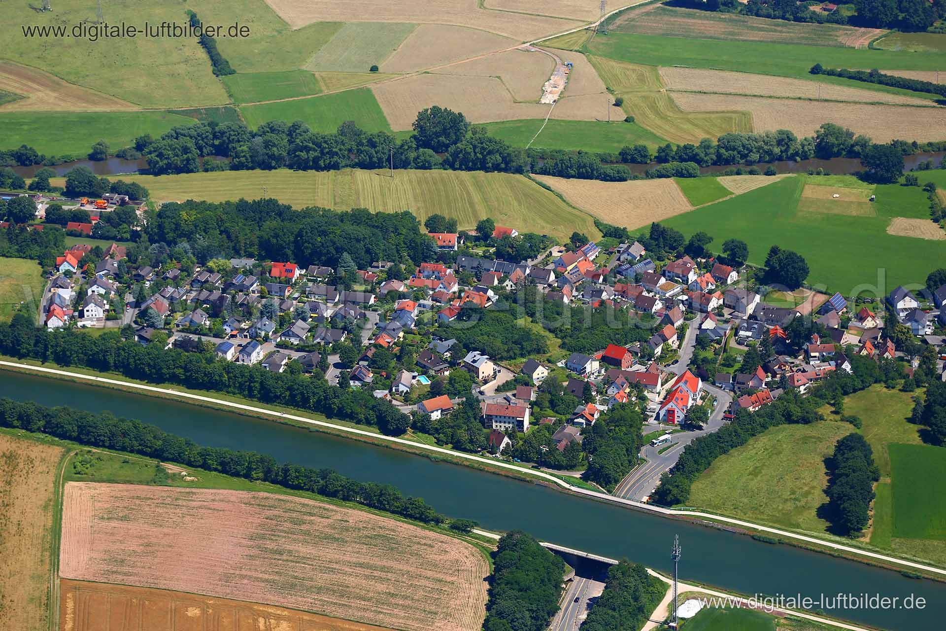 Titel: Vach, Bildnummer: c221910, Ort / Stadt: Fürth, (Land)Kreis: kreisfreie Stadt Fürth, Regierungsbezirk: Mittelfranken, Bundesland: Bayern, Aufnahmedatum: 23.06.2016, Schlagwörter: Luftbild, Luftbilder, Luftbildfotografie, Luftaufnahme, Luftbildaufnahme, Luftfoto, Vogelperspektive, Vogelansicht, Deutschland, Schräg- und Senkrecht-Luftaufnahmen, Orthofotografie, Vach, Hüttendorfer Weg, Kanalbrücke, Gewässer, Monat: Juni, Jahreszeit: Sommer, Tageszeit: Mittag / Nachmittag, Jahr: 2016, Flug ID: