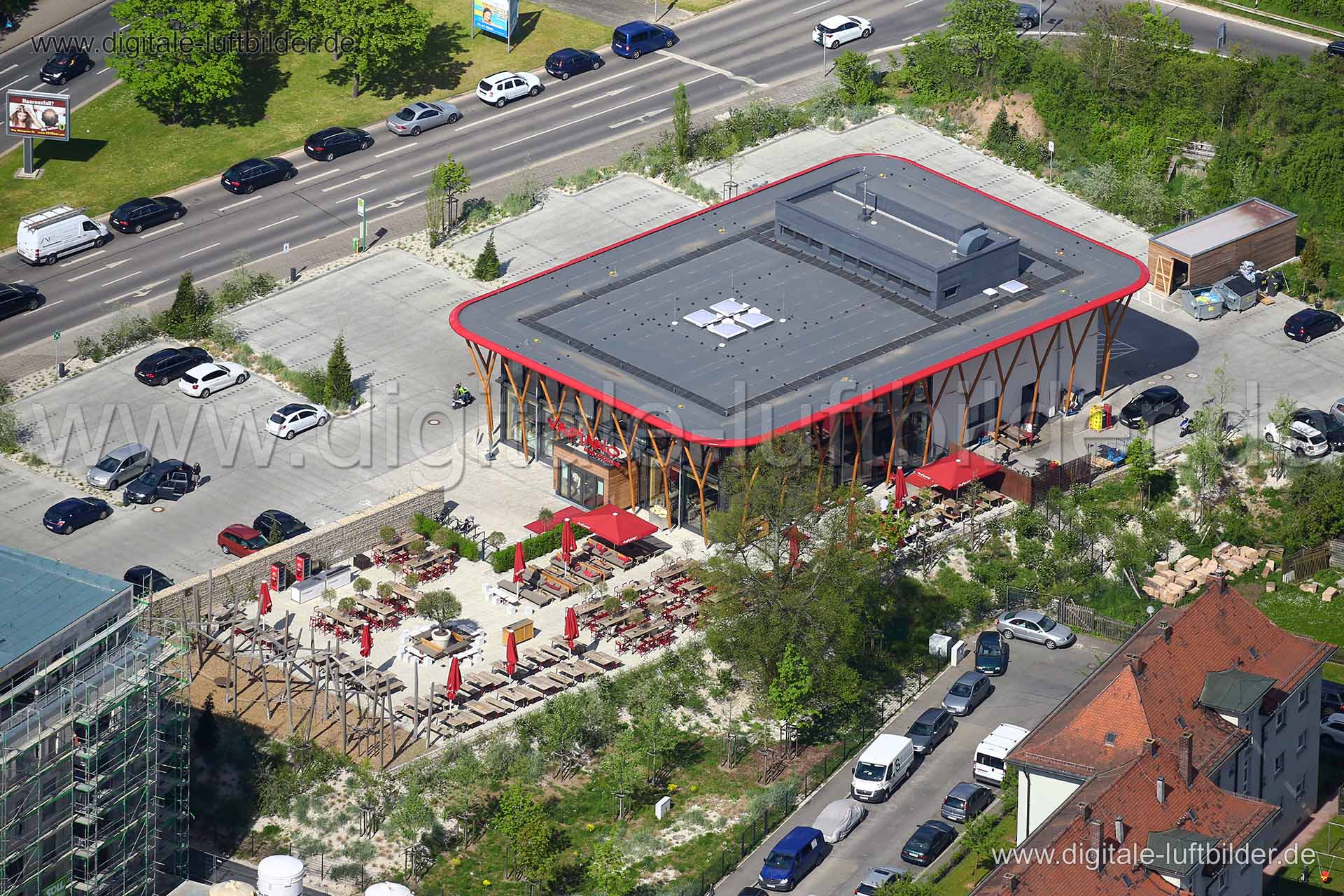 Titel: Vapiano, Bildnummer: c215980, Ort / Stadt: Fürth, (Land)Kreis: kreisfreie Stadt Fürth, Regierungsbezirk: Mittelfranken, Bundesland: Bayern, Aufnahmedatum: 04.05.2016, Schlagwörter: Luftbild, Luftbilder, Luftbildfotografie, Luftaufnahme, Luftbildaufnahme, Luftfoto, Vogelperspektive, Vogelansicht, Deutschland, Schräg- und Senkrecht-Luftaufnahmen, Orthofotografie, Poppenreuther Straße, Vapiano, Neubau, Architektur, Am Kavierlein, Widderstraße, Gewerbeflächen & Gewerbeimmobilien, Monat: Mai,