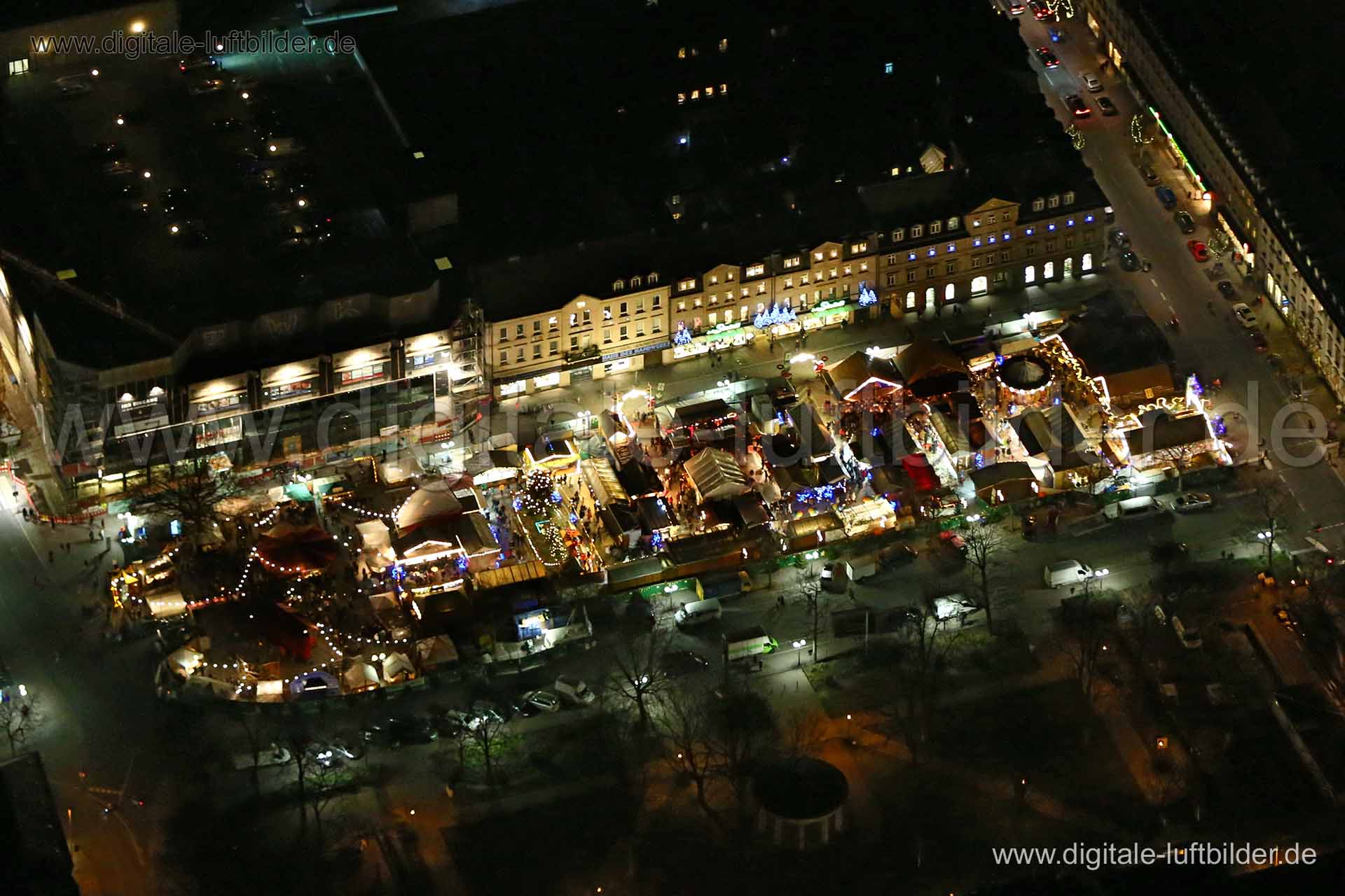 Titel: Weihnachtsmarkt, Bildnummer: bb80600, Ort / Stadt: Fürth, (Land)Kreis: kreisfreie Stadt Fürth, Regierungsbezirk: Mittelfranken, Bundesland: Bayern, Aufnahmedatum: 22.12.2015, Schlagwörter: Luftbild, Luftbilder, Luftbildfotografie, Luftaufnahme, Luftbildaufnahme, Luftfoto, Vogelperspektive, Vogelansicht, Deutschland, Schräg- und Senkrecht-Luftaufnahmen, Orthofotografie, Weihnachtsmarkt, Rudolf-Breitscheid-Straße, Gustav-Schickedanz-Straße, Friedrichstraße, Monat: Dezember, Jahreszeit: Wint