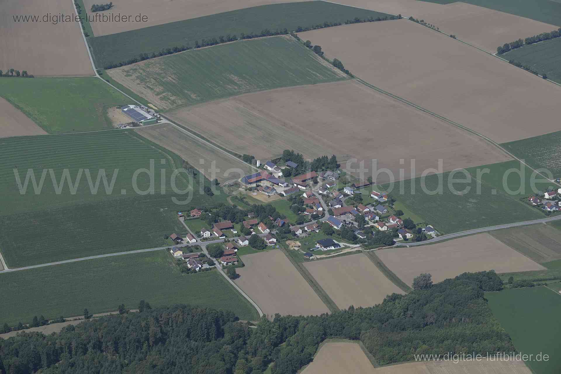 Titel: Gingkofen, Bildnummer: n521460, Ort / Stadt: Geiselhöring, (Land)Kreis: Landkreis Staubing-Bogen, Regierungsbezirk: Niederbayern, Bundesland: Bayern, Aufnahmedatum: 20.08.2023, Schlagwörter: Deutschland, , Dorf, Monat: August, Jahreszeit: Sommer, Tageszeit: Vormittag / Mittag, Jahr: 2023, Flug ID: 20230820, Bildstatus: unbearbeitetes Rohbild, Bildabmessung: 8256 x 5504 Pixel, Fotograf & Copyright: Oliver Acker