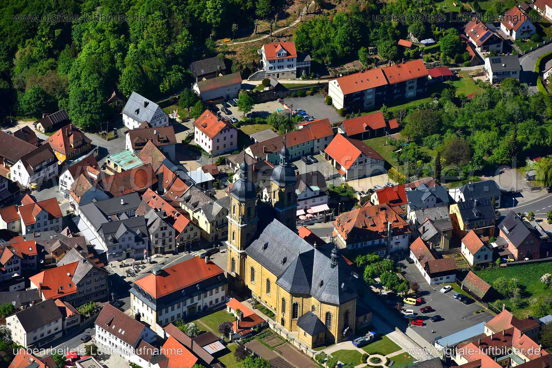 Titel: Basilika zur Heiligsten Dreifaltigkeit, Bildnummer: n267980, Ort / Stadt: Gößweinstein, (Land)Kreis: Landkreis Forchheim, Regierungsbezirk: Oberfranken, Bundesland: Bayern, Aufnahmedatum: 06.05.2018, Schlagwörter: Luftbild, Luftbilder, Luftbildfotografie, Luftaufnahme, Luftbildaufnahme, Luftfoto, Vogelperspektive, Vogelansicht, Deutschland, Schräg- und Senkrecht-Luftaufnahmen, Orthofotografie, 91327, Pezoldstraße, Burgstraße, Balthasar-Neumann-Straße, Basilika zur Heiligsten Dreifaltigkei