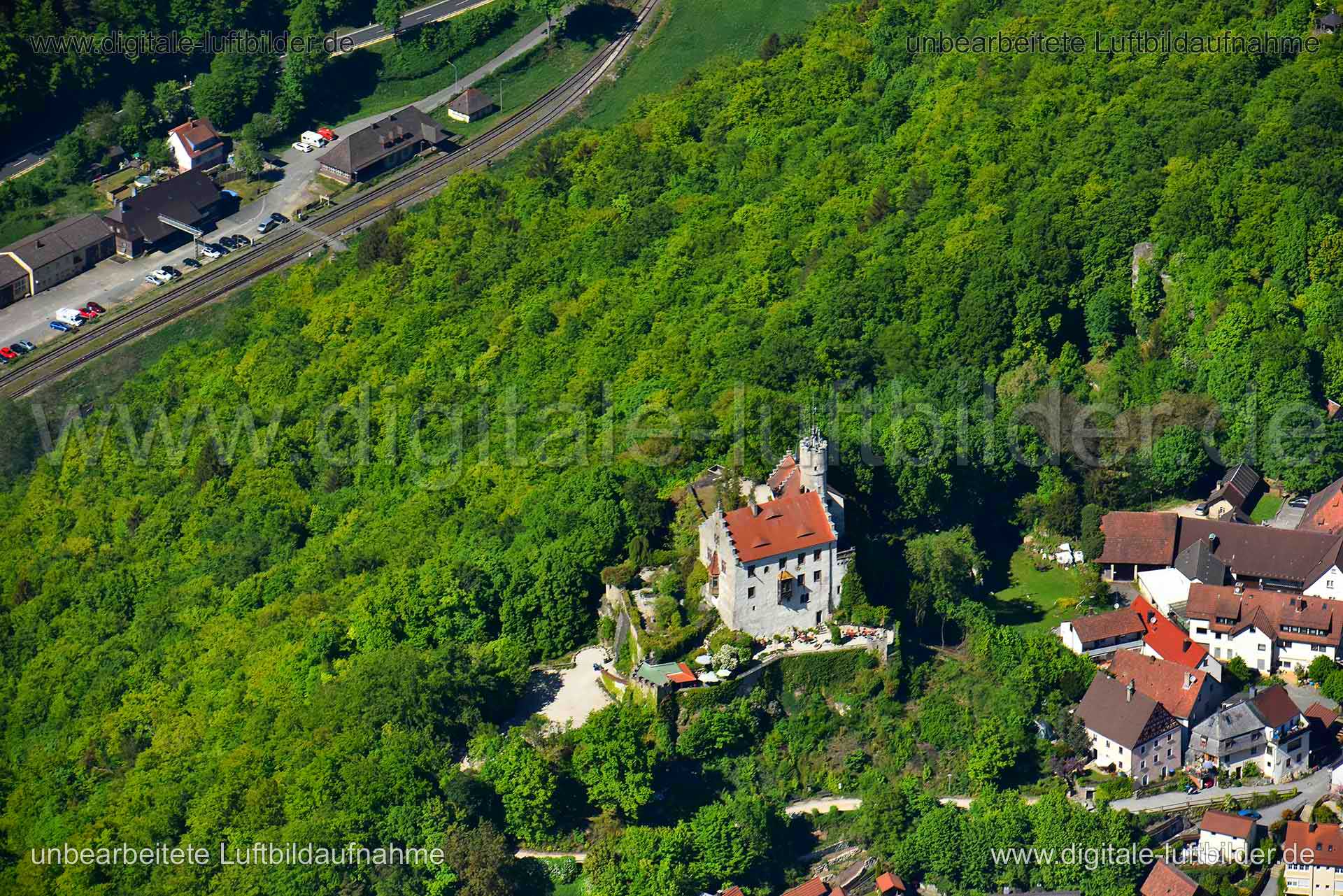 Titel: Burg Gößweinstein, Bildnummer: n268000, Ort / Stadt: Gößweinstein, (Land)Kreis: Landkreis Forchheim, Regierungsbezirk: Oberfranken, Bundesland: Bayern, Aufnahmedatum: 06.05.2018, Schlagwörter: Luftbild, Luftbilder, Luftbildfotografie, Luftaufnahme, Luftbildaufnahme, Luftfoto, Vogelperspektive, Vogelansicht, Deutschland, Schräg- und Senkrecht-Luftaufnahmen, Orthofotografie, 91327, Burg Burgen & Schlösser, Burg Gößweinstein, Monat: Mai, Jahreszeit: Sommer, Tageszeit: Mittag / Nachmittag, Ja