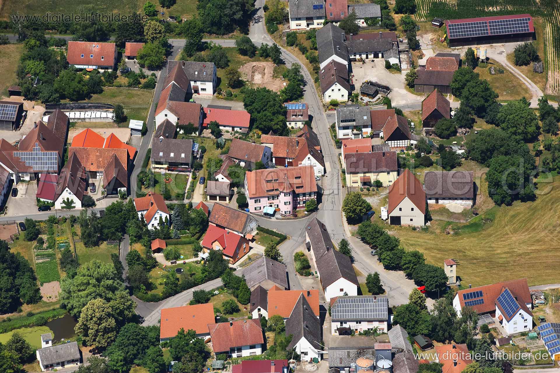 Titel: Rockenbach, Bildnummer: n270420, Ort / Stadt: Gutenstetten, (Land)Kreis: Landkreis Neustadt an der Aisch-Bad Windsheim, Regierungsbezirk: Mittelfranken, Bundesland: Bayern, Aufnahmedatum: 30.06.2018, Schlagwörter: Luftbild, Luftbilder, Luftbildfotografie, Luftaufnahme, Luftbildaufnahme, Luftfoto, Vogelperspektive, Vogelansicht, Deutschland, Schräg- und Senkrecht-Luftaufnahmen, Orthofotografie, Rockenbach, 91468, Münchsteinacher Straße, Kleinsteinacher Weg, Monat: Juni, Jahreszeit: Sommer,