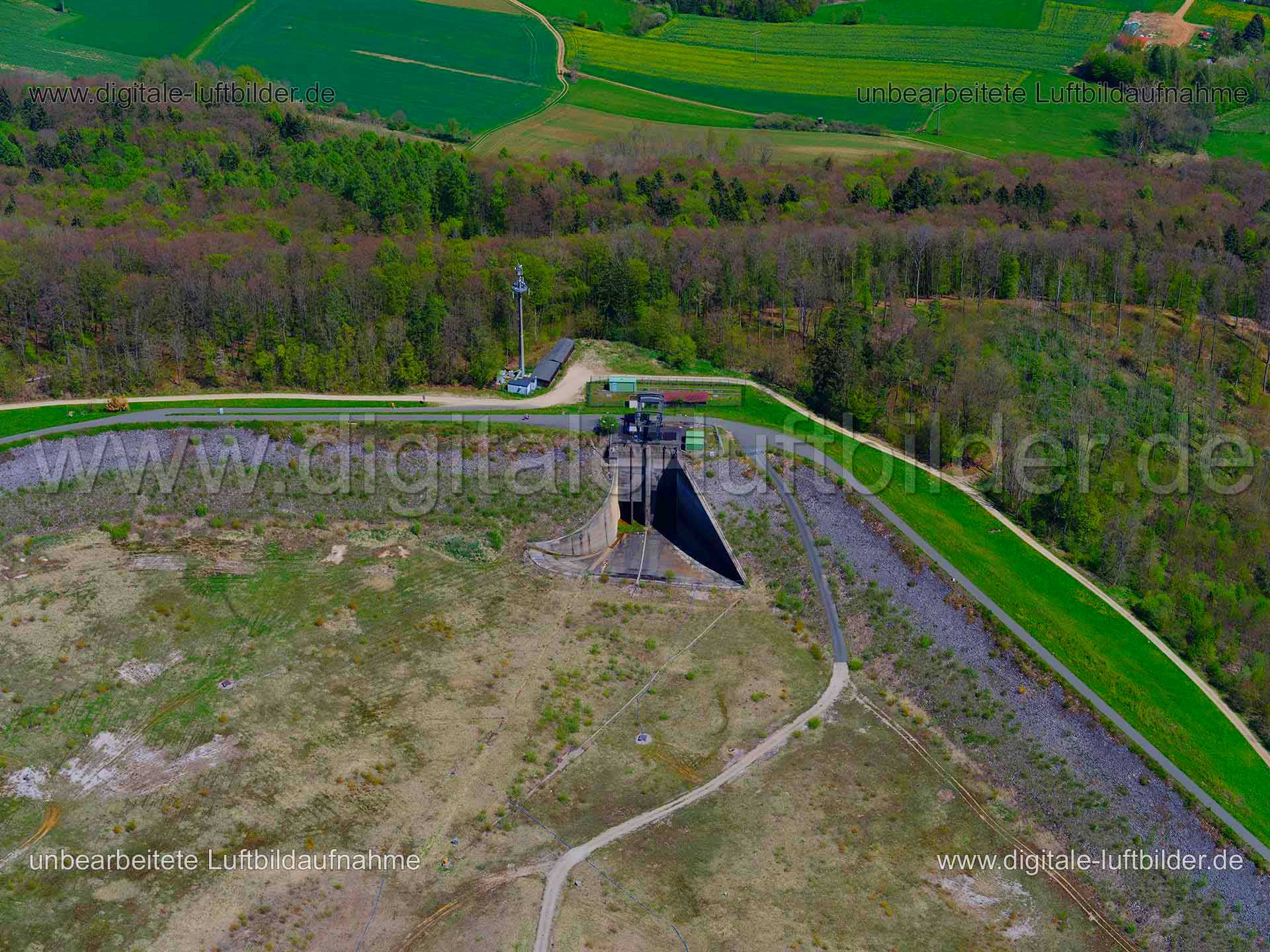 Titel: Oberbecken am Happurger See, Bildnummer: f423410, Ort / Stadt: Happurg, (Land)Kreis: Landkreis Nürnberger Land, Regierungsbezirk: Mittelfranken, Bundesland: Bayern, Aufnahmedatum: 09.05.2021, Schlagwörter: Luftbild, Luftbilder, Luftbildfotografie, Luftaufnahme, Luftbildaufnahme, Luftfoto, Vogelperspektive, Vogelansicht, Deutschland, Schräg- und Senkrecht-Luftaufnahmen, Orthofotografie, Oberbecken am Happurger Seem Happburg, Stausee, Schleuse, Schleusenbecken, Bauwerk, Monat: Mai, Jahresze