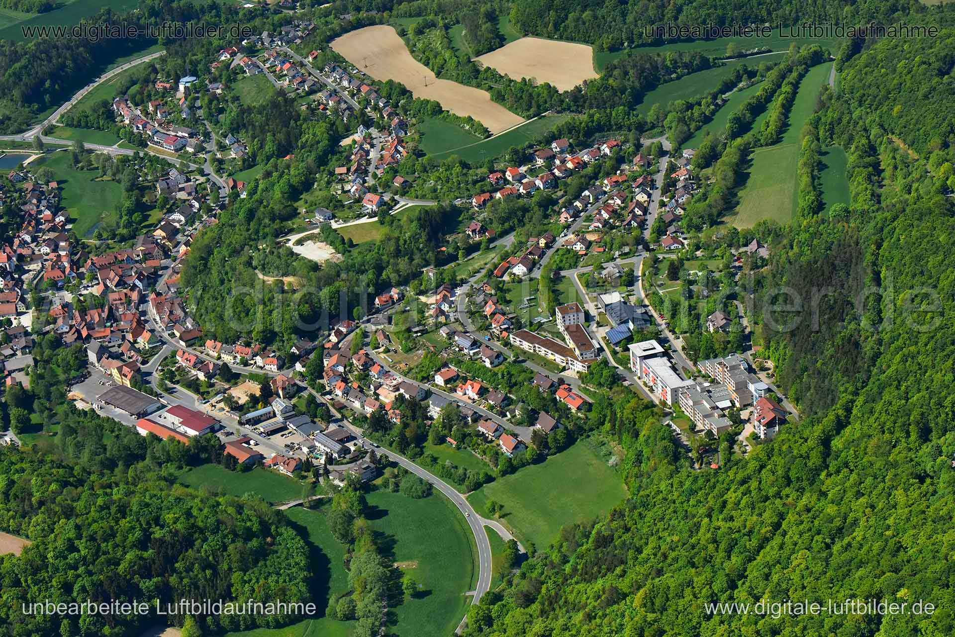 Titel: Heiligenstadt, Bildnummer: n267140, Ort / Stadt: Heiligenstadt, (Land)Kreis: Landkreis Bamberg, Regierungsbezirk: Oberfranken, Bundesland: Bayern, Aufnahmedatum: 06.05.2018, Schlagwörter: Luftbild, Luftbilder, Luftbildfotografie, Luftaufnahme, Luftbildaufnahme, Luftfoto, Vogelperspektive, Vogelansicht, Deutschland, Schräg- und Senkrecht-Luftaufnahmen, Orthofotografie, 91332, Marktplatz, Hauptstraße, Heiligenstadt, Monat: Mai, Jahreszeit: Sommer, Tageszeit: Mittag / Nachmittag, Jahr: 2018,
