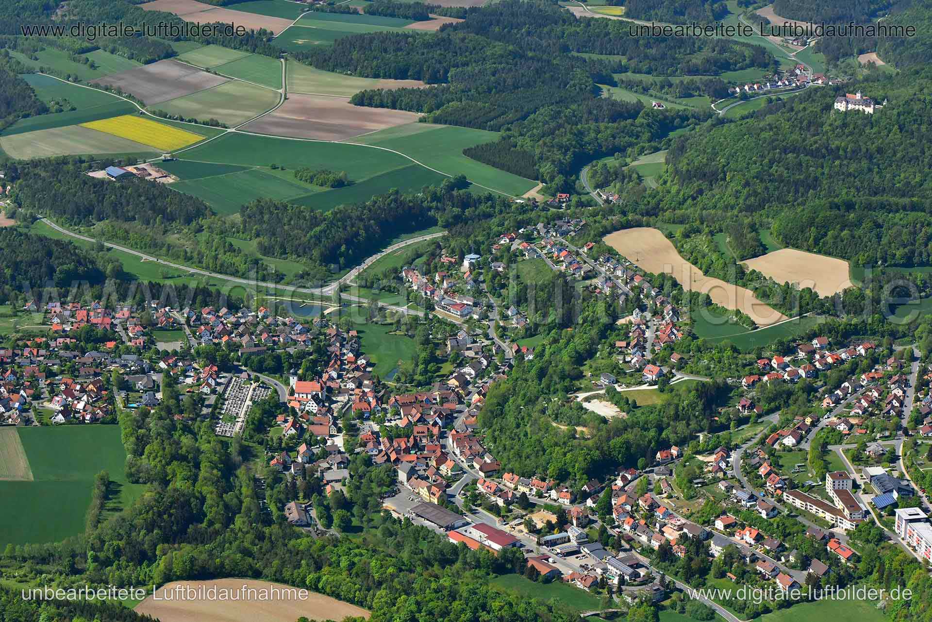 Titel: Heiligenstadt, Bildnummer: n267150, Ort / Stadt: Heiligenstadt, (Land)Kreis: Landkreis Bamberg, Regierungsbezirk: Oberfranken, Bundesland: Bayern, Aufnahmedatum: 06.05.2018, Schlagwörter: Luftbild, Luftbilder, Luftbildfotografie, Luftaufnahme, Luftbildaufnahme, Luftfoto, Vogelperspektive, Vogelansicht, Deutschland, Schräg- und Senkrecht-Luftaufnahmen, Orthofotografie, 91332, Greifensteinstraße, Marktplatz, Hauptstraße, Heiligenstadt, Monat: Mai, Jahreszeit: Sommer, Tageszeit: Mittag / Nac