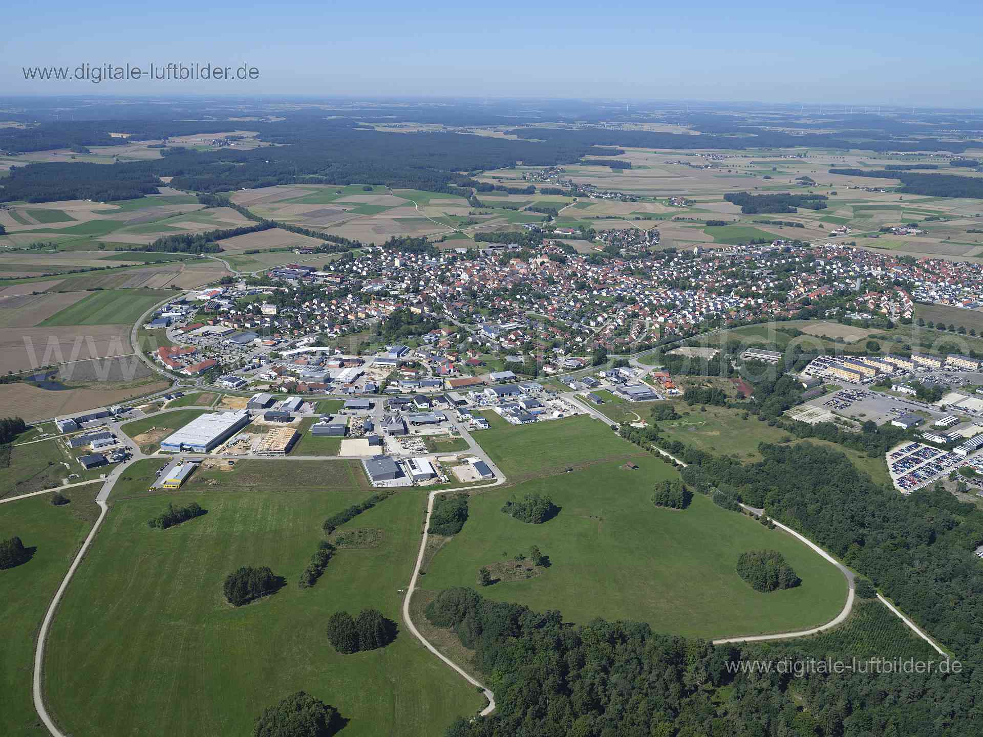 Titel: Hemau, Bildnummer: f510660, Ort / Stadt: Hemau, (Land)Kreis: Landkreis Regensburg, Regierungsbezirk: Oberpfalz, Bundesland: Bayern, Aufnahmedatum: 11.08.2023, Schlagwörter: Deutschland, , Himmel, Panorama, Horizont, Gewerbegebiet, Monat: August, Jahreszeit: Sommer, Tageszeit: Vormittag / Mittag, Jahr: 2023, Flug ID: 20230811, Bildstatus: unbearbeitetes Rohbild, Bildabmessung: 11648 x 8736 Pixel, Fotograf & Copyright: Oliver Acker