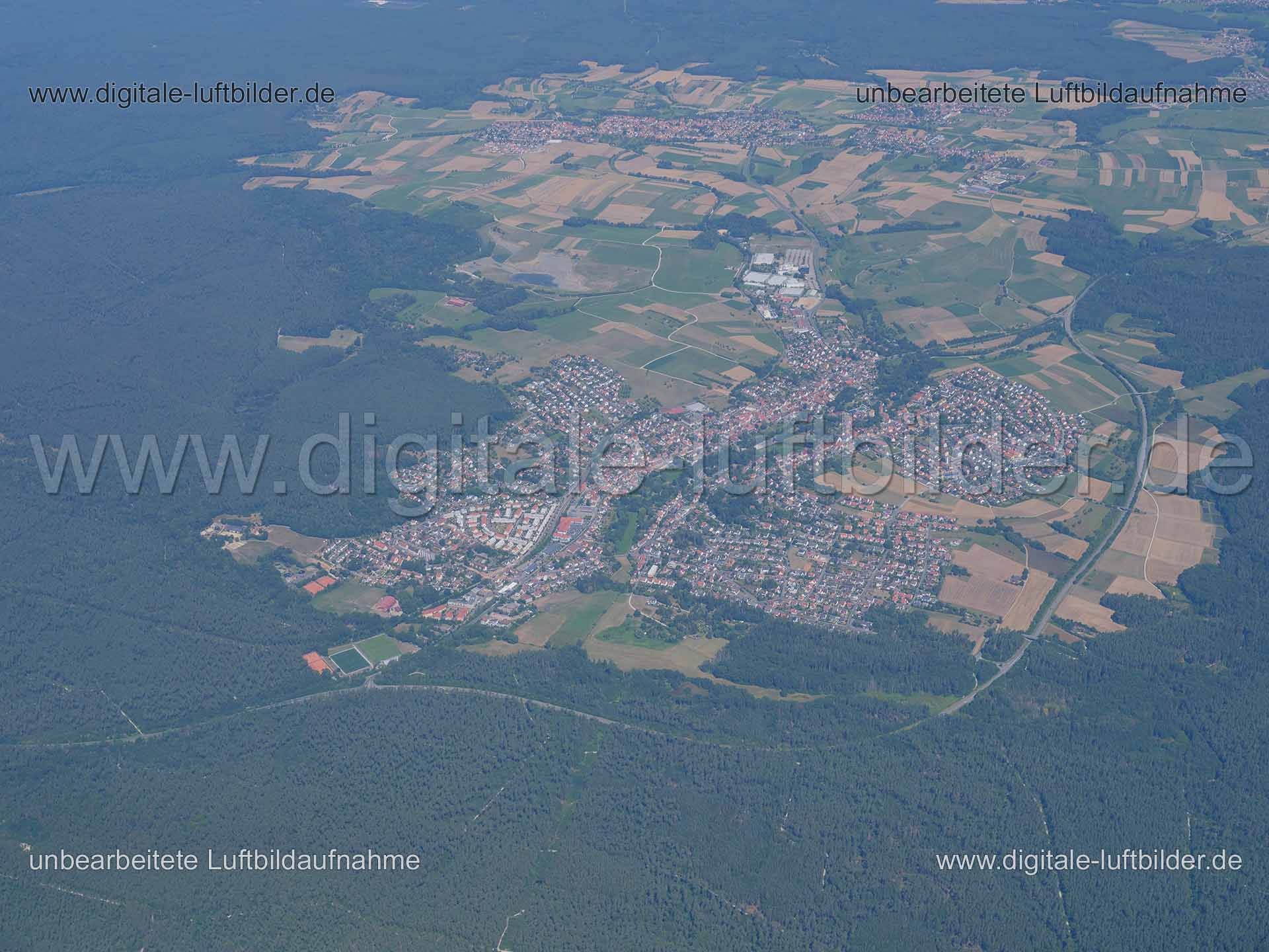 Titel: Heroldsberg, Bildnummer: f380180, Ort / Stadt: Heroldsberg, (Land)Kreis: Landkreis Erlangen-Höchstadt, Regierungsbezirk: Mittelfranken, Bundesland: Bayern, Aufnahmedatum: 01.08.2020, Schlagwörter: Luftbild, Luftbilder, Luftbildfotografie, Luftaufnahme, Luftbildaufnahme, Luftfoto, Vogelperspektive, Vogelansicht, Deutschland, Schräg- und Senkrecht-Luftaufnahmen, Orthofotografie, Käswasser, Heroldsberg, Monat: August, Jahreszeit: Sommer, Tageszeit: Vormittag / Mittag, Jahr: 2020, Flug ID: 20