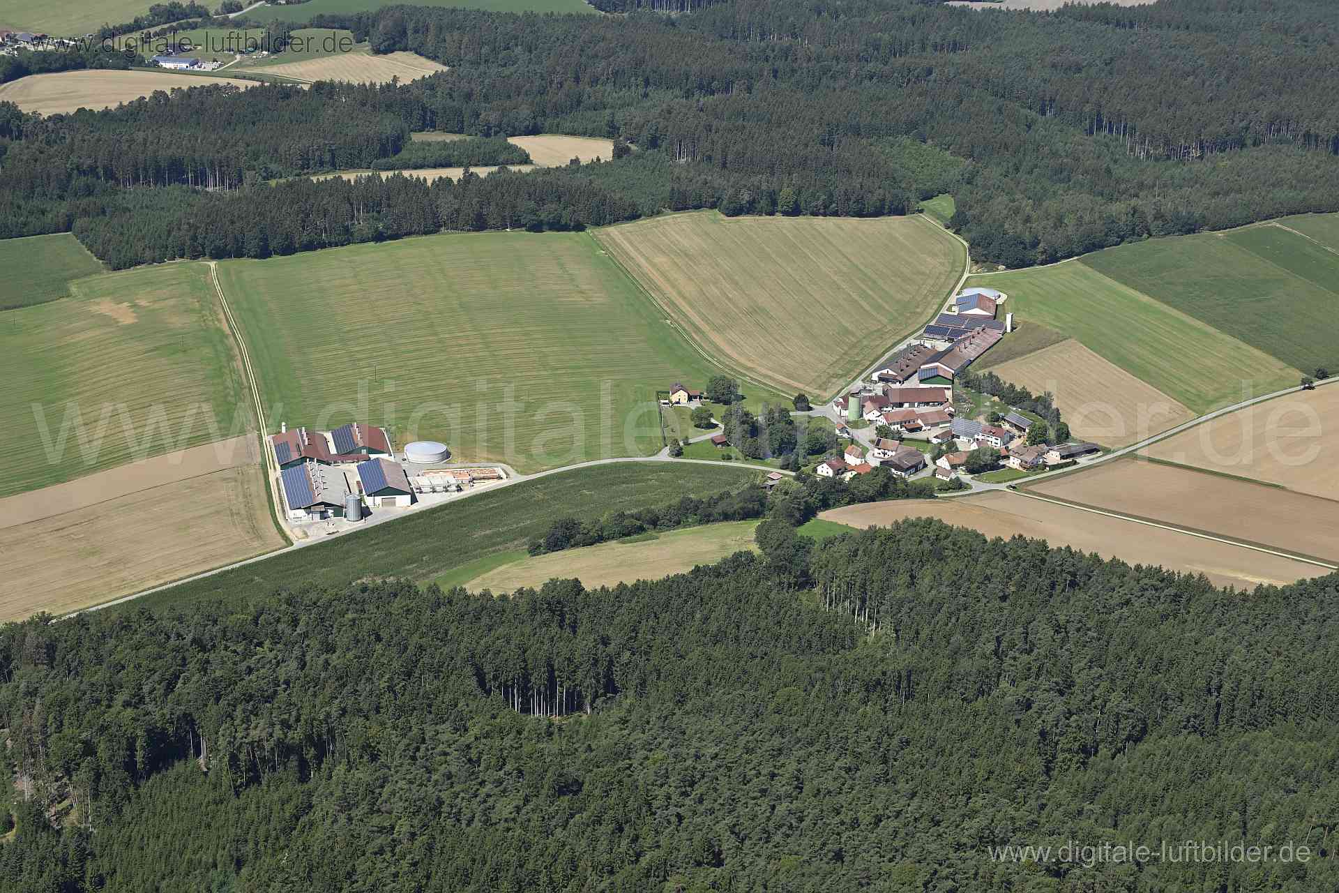 Titel: Walpersdorf, Bildnummer: n511480, Ort / Stadt: Herrngiersdorf, (Land)Kreis: Landkreis Landshut, Regierungsbezirk: Niederbayern, Bundesland: Bayern, Aufnahmedatum: 11.08.2023, Schlagwörter: Deutschland, , Bauerndorf, Silo, Speicher, Tierzucht, Dorf, Monat: August, Jahreszeit: Sommer, Tageszeit: Vormittag / Mittag, Jahr: 2023, Flug ID: 20230811, Bildstatus: unbearbeitetes Rohbild, Bildabmessung: 8256 x 5504 Pixel, Fotograf & Copyright: Oliver Acker