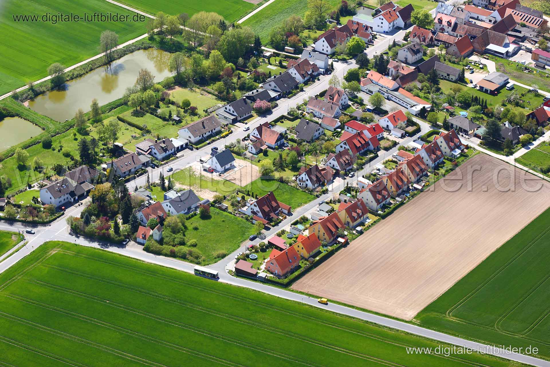 Titel: Dorf, Bildnummer: c210140, Ort / Stadt: Herzogenaurach, (Land)Kreis: Landkreis Erlangen-Höchstadt, Regierungsbezirk: Mittelfranken, Bundesland: Bayern, Aufnahmedatum: 04.05.2016, Schlagwörter: Luftbild, Luftbilder, Luftbildfotografie, Luftaufnahme, Luftbildaufnahme, Luftfoto, Vogelperspektive, Vogelansicht, Deutschland, Schräg- und Senkrecht-Luftaufnahmen, Orthofotografie, Häusling, Haundorfer Straße, Dorf, Monat: Mai, Jahreszeit: Sommer, Tageszeit: Mittag / Nachmittag, Jahr: 2016, Flug I