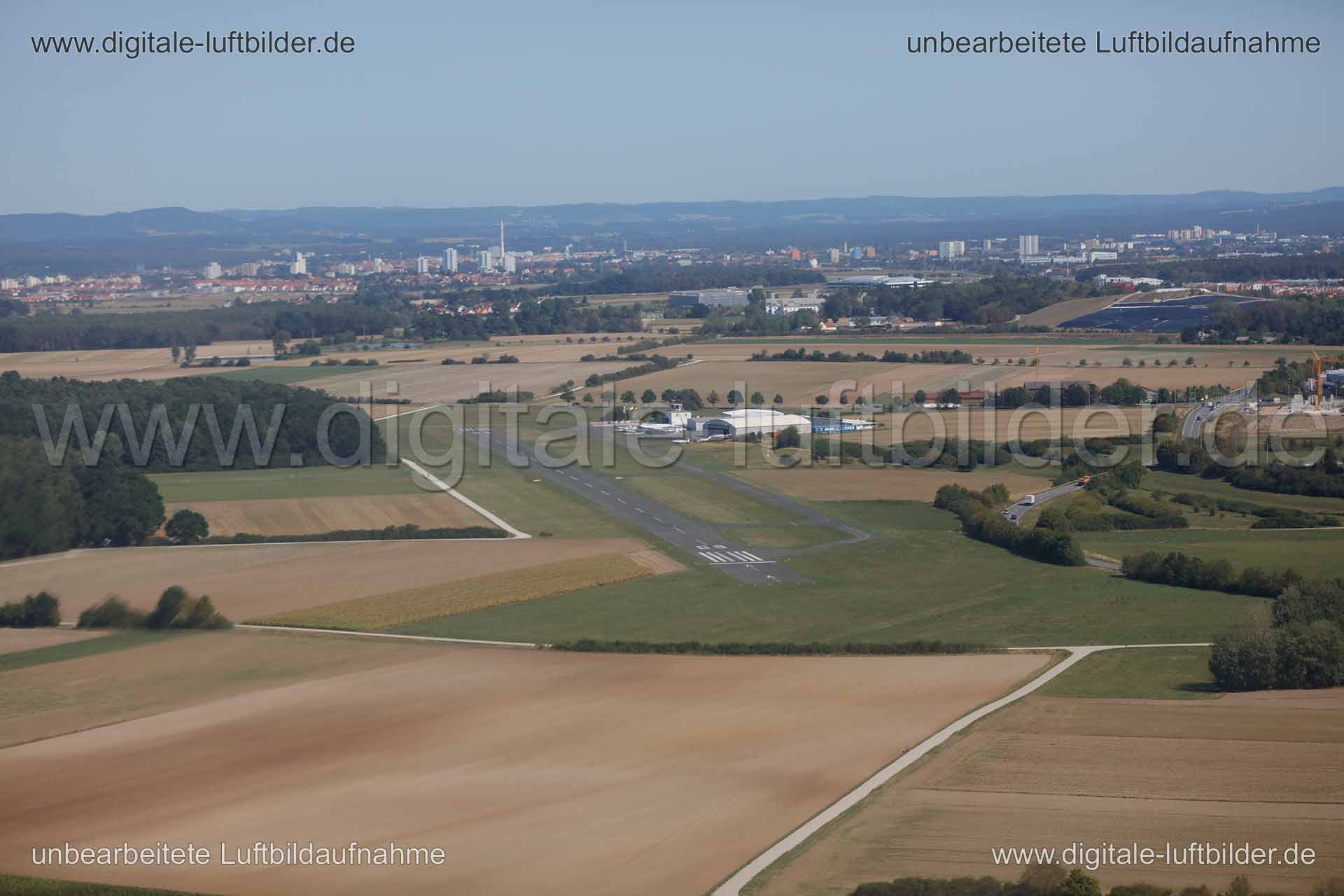 Titel: Flugplatz, Bildnummer: c159270, Ort / Stadt: Herzogenaurach, (Land)Kreis: Landkreis Erlangen-Höchstadt, Regierungsbezirk: Mittelfranken, Bundesland: Bayern, Aufnahmedatum: 26.08.2015, Schlagwörter: Luftbild, Luftbilder, Luftbildfotografie, Luftaufnahme, Luftbildaufnahme, Luftfoto, Vogelperspektive, Vogelansicht, Deutschland, Schräg- und Senkrecht-Luftaufnahmen, Orthofotografie, Flugplatz, EDQH, Landebahn, Startbahn, Panorama, Landeanflug, Hangar, Monat: August, Jahreszeit: Sommer, Tagesze