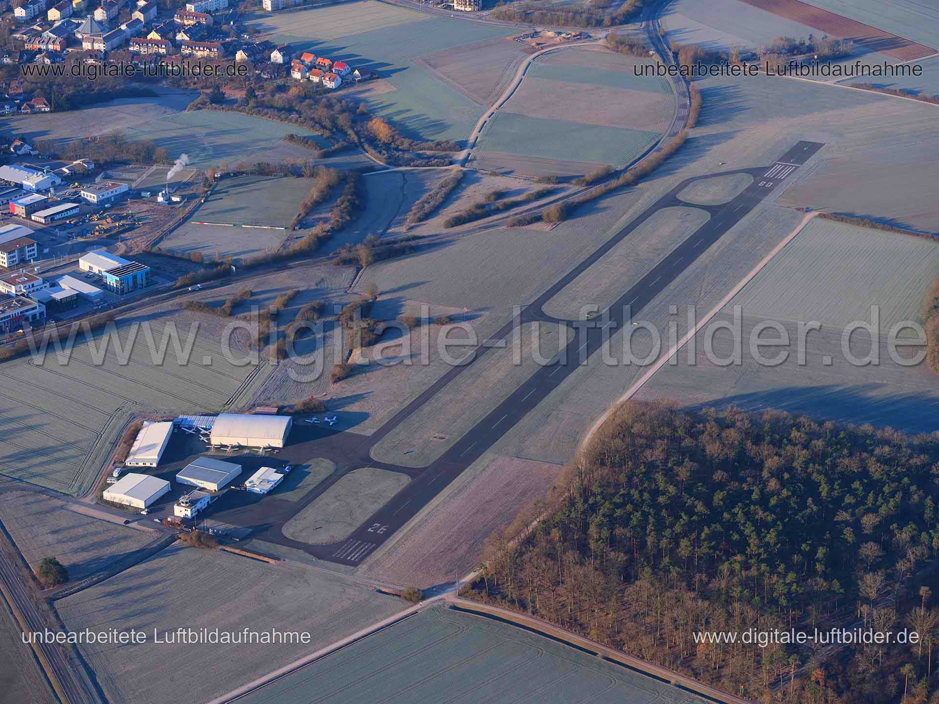 Titel: Flugplatz Herzogenaurach, Bildnummer: f410870, Ort / Stadt: Herzogenaurach, (Land)Kreis: Landkreis Erlangen-Höchstadt, Regierungsbezirk: Mittelfranken, Bundesland: Bayern, Aufnahmedatum: 07.03.2021, Schlagwörter: Luftbild, Luftbilder, Luftbildfotografie, Luftaufnahme, Luftbildaufnahme, Luftfoto, Vogelperspektive, Vogelansicht, Deutschland, Schräg- und Senkrecht-Luftaufnahmen, Orthofotografie, Früh, Sonnenaufgang, Morgenröte, Flugplatz Herzogenaurach, Sportflugplatz, Startbahn, Landebahn,