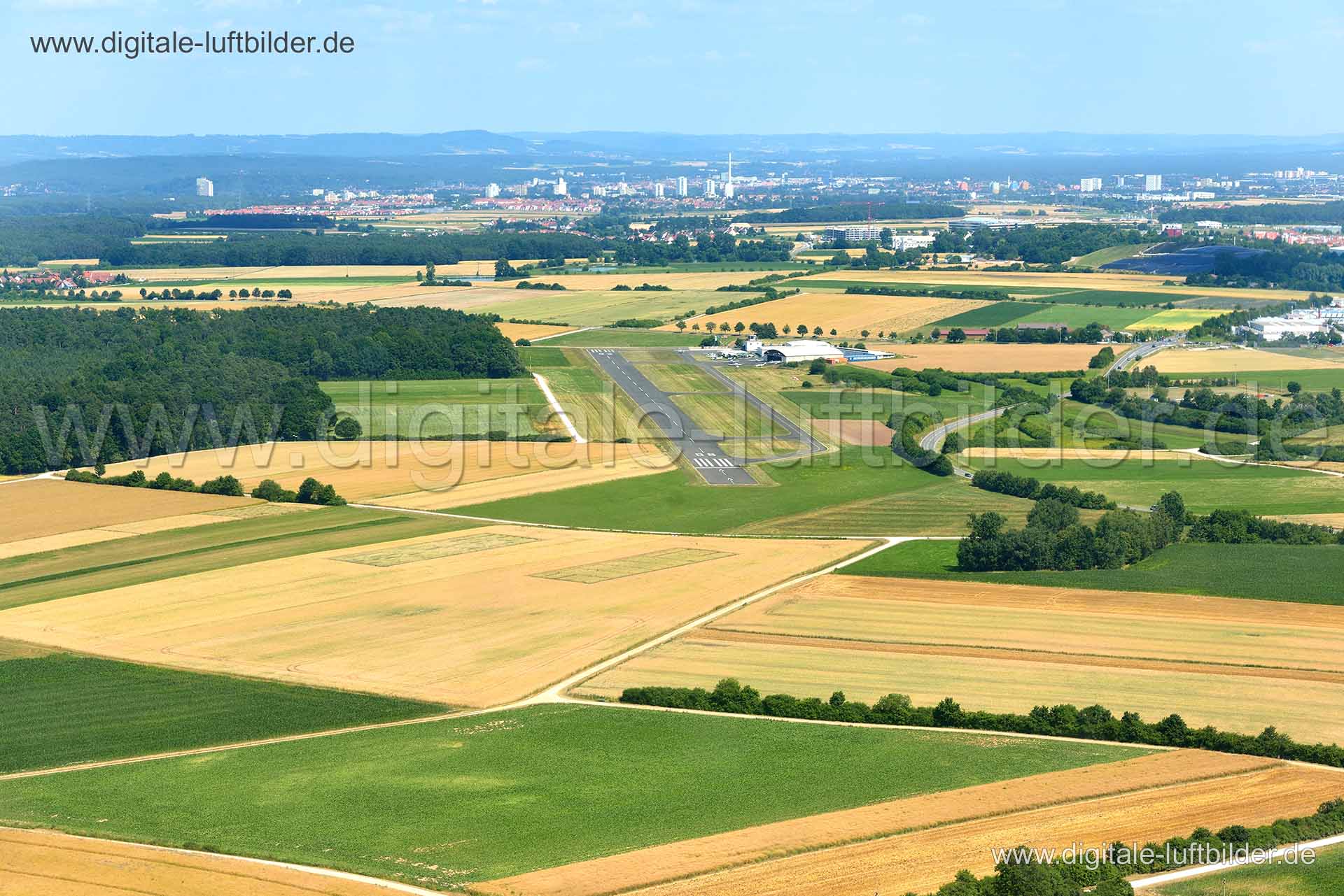 Titel: Flugplatz Herzogenaurach, Bildnummer: n056620, Ort / Stadt: Herzogenaurach, (Land)Kreis: Landkreis Erlangen-Höchstadt, Regierungsbezirk: Mittelfranken, Bundesland: Bayern, Aufnahmedatum: 19.07.2013, Schlagwörter: Luftbild, Luftbilder, Luftbildfotografie, Luftaufnahme, Luftbildaufnahme, Luftfoto, Vogelperspektive, Vogelansicht, Deutschland, Schräg- und Senkrecht-Luftaufnahmen, Orthofotografie, Sportflugplatz, Flughafen, Landebahn, Startbahn, EDQH, Tower, Kontrollturm, Panorama, Flugplatz,