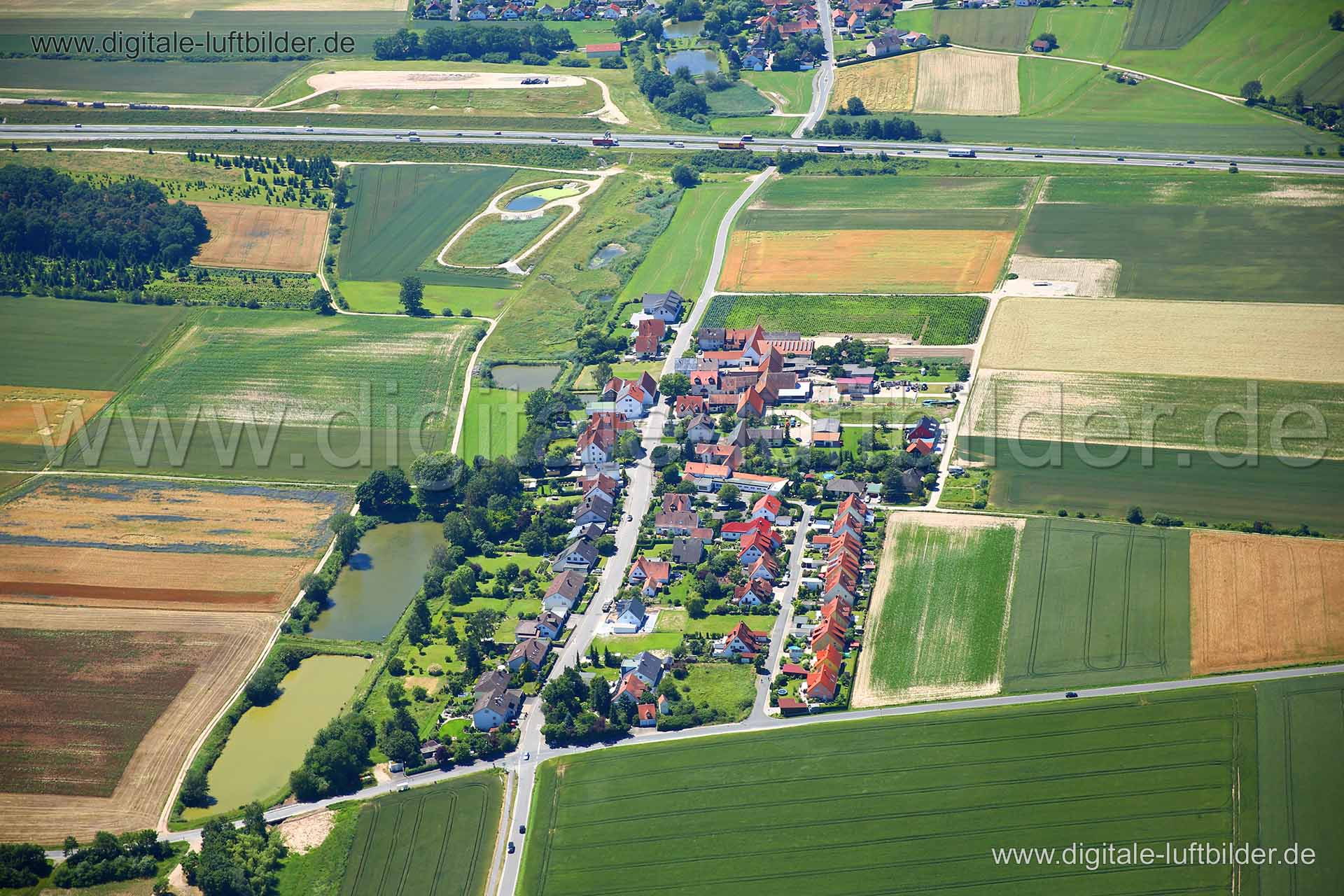 Titel: Häusling, Bildnummer: c220110, Ort / Stadt: Herzogenaurach, (Land)Kreis: Landkreis Erlangen-Höchstadt, Regierungsbezirk: Mittelfranken, Bundesland: Bayern, Aufnahmedatum: 23.06.2016, Schlagwörter: Luftbild, Luftbilder, Luftbildfotografie, Luftaufnahme, Luftbildaufnahme, Luftfoto, Vogelperspektive, Vogelansicht, Deutschland, Schräg- und Senkrecht-Luftaufnahmen, Orthofotografie, Häusling, Autobahn A3, Haundorfer Straße, Monat: Juni, Jahreszeit: Sommer, Tageszeit: Mittag / Nachmittag, Jahr: