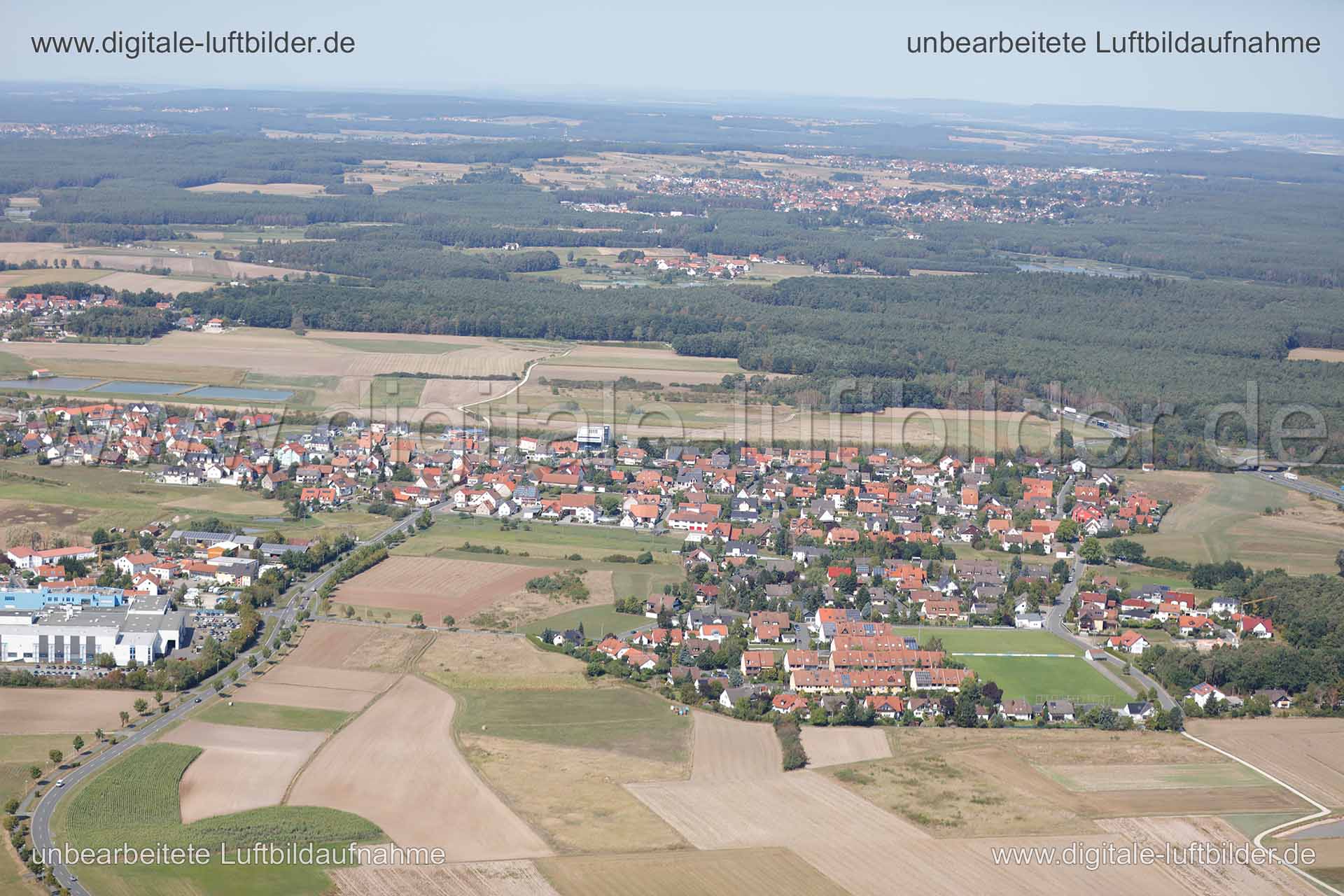 Titel: Herzogenaurach, Bildnummer: c159110, Ort / Stadt: Herzogenaurach, (Land)Kreis: Landkreis Erlangen-Höchstadt, Regierungsbezirk: Mittelfranken, Bundesland: Bayern, Aufnahmedatum: 26.08.2015, Schlagwörter: Luftbild, Luftbilder, Luftbildfotografie, Luftaufnahme, Luftbildaufnahme, Luftfoto, Vogelperspektive, Vogelansicht, Deutschland, Schräg- und Senkrecht-Luftaufnahmen, Orthofotografie, nähe Herzogenaurach, Panorama, Herzogenaurach, Monat: August, Jahreszeit: Sommer, Tageszeit: Mittag / Nachm