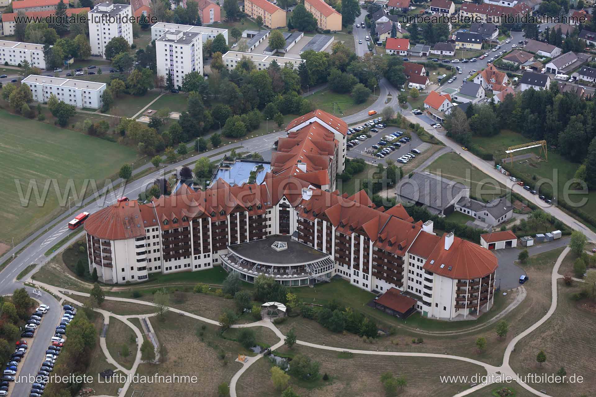 Titel: Herzogenaurach, Bildnummer: c163960, Ort / Stadt: Herzogenaurach, (Land)Kreis: Landkreis Erlangen-Höchstadt, Regierungsbezirk: Mittelfranken, Bundesland: Bayern, Aufnahmedatum: 10.09.2015, Schlagwörter: Luftbild, Luftbilder, Luftbildfotografie, Luftaufnahme, Luftbildaufnahme, Luftfoto, Vogelperspektive, Vogelansicht, Deutschland, Schräg- und Senkrecht-Luftaufnahmen, Orthofotografie, in der Reuth, Reha, Rehabilitationszentrum, Architektur, Herzogenaurach, Monat: September, Jahreszeit: Somm