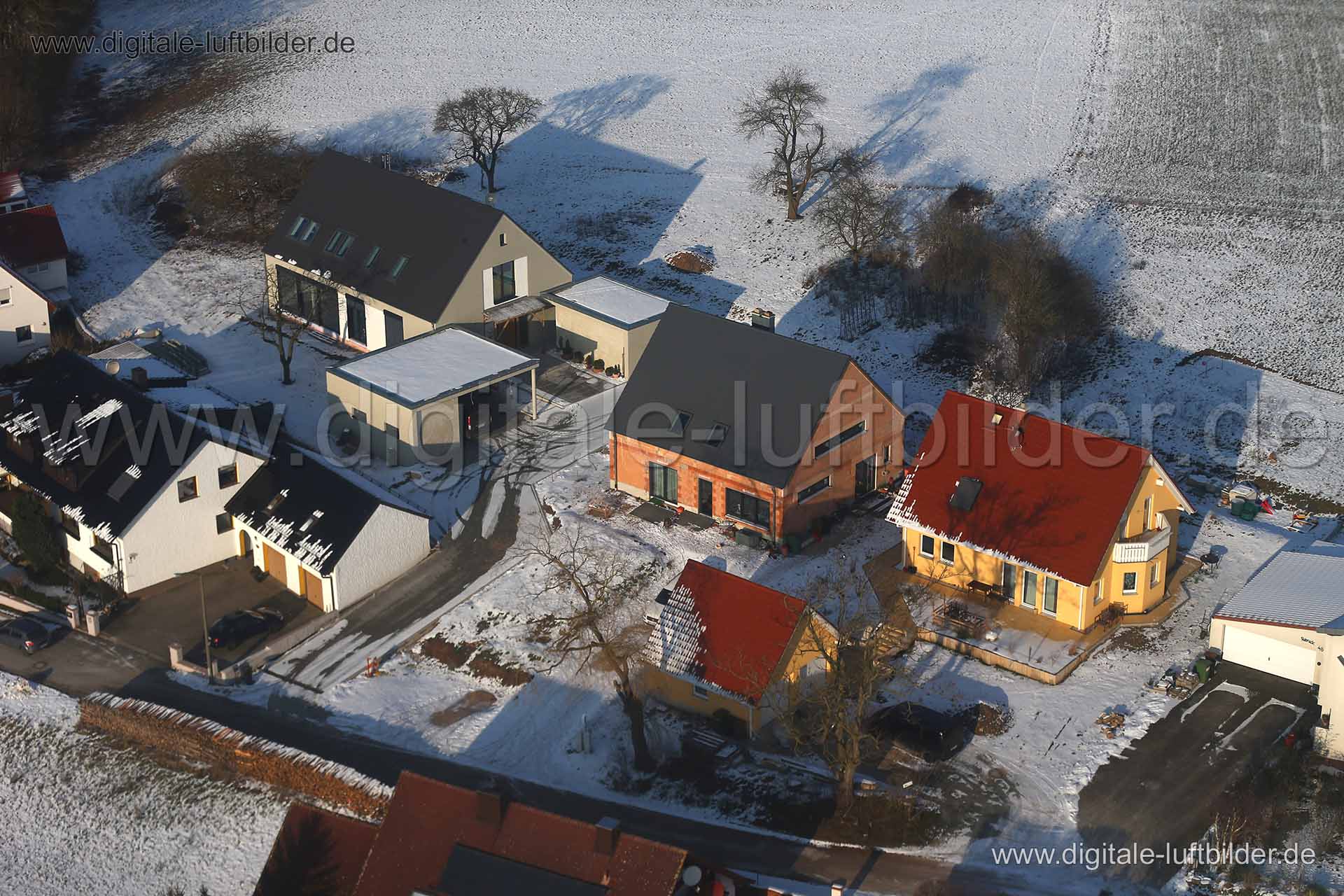 Titel: Herzogenaurach, Bildnummer: c209230, Ort / Stadt: Herzogenaurach, (Land)Kreis: Landkreis Erlangen-Höchstadt, Regierungsbezirk: Mittelfranken, Bundesland: Bayern, Aufnahmedatum: 22.01.2016, Schlagwörter: Luftbild, Luftbilder, Luftbildfotografie, Luftaufnahme, Luftbildaufnahme, Luftfoto, Vogelperspektive, Vogelansicht, Deutschland, Schräg- und Senkrecht-Luftaufnahmen, Orthofotografie, nähe Herzogenaurach, Landeanflug, Baustelle, Neubau, Einfamilienhaus, Haus, Herzogenaurach, Monat: Januar,
