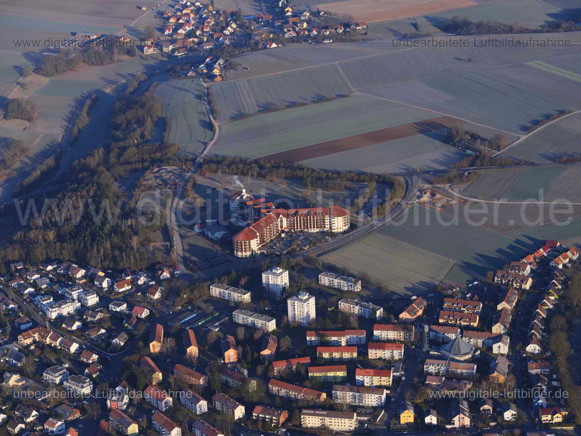 Titel: Herzogenaurach, Bildnummer: f410800, Ort / Stadt: Herzogenaurach, (Land)Kreis: Landkreis Erlangen-Höchstadt, Regierungsbezirk: Mittelfranken, Bundesland: Bayern, Aufnahmedatum: 07.03.2021, Schlagwörter: Luftbild, Luftbilder, Luftbildfotografie, Luftaufnahme, Luftbildaufnahme, Luftfoto, Vogelperspektive, Vogelansicht, Deutschland, Schräg- und Senkrecht-Luftaufnahmen, Orthofotografie, Früh, Sonnenaufgang, Morgenröte, 91074, Herzogenaurach, Wielandstraße, Theodor-Heuss-Straße, Gerhart-Hauptm
