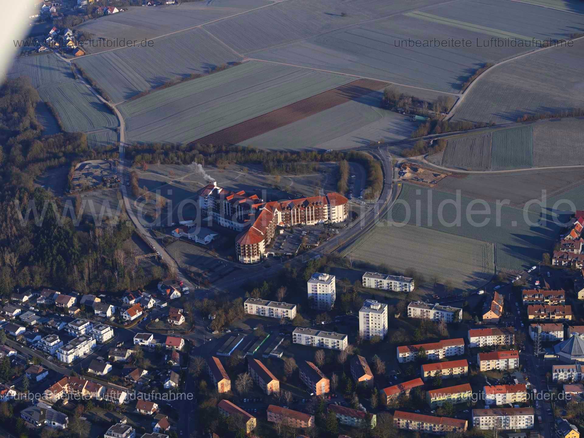 Titel: Herzogenaurach, Bildnummer: f410960, Ort / Stadt: Herzogenaurach, (Land)Kreis: Landkreis Erlangen-Höchstadt, Regierungsbezirk: Mittelfranken, Bundesland: Bayern, Aufnahmedatum: 07.03.2021, Schlagwörter: Luftbild, Luftbilder, Luftbildfotografie, Luftaufnahme, Luftbildaufnahme, Luftfoto, Vogelperspektive, Vogelansicht, Deutschland, Schräg- und Senkrecht-Luftaufnahmen, Orthofotografie, Früh, Sonnenaufgang, Morgenröte, Fachklinik Herzogenaurach, Reha, Reha Klinik, Monat: März, Jahreszeit: Win
