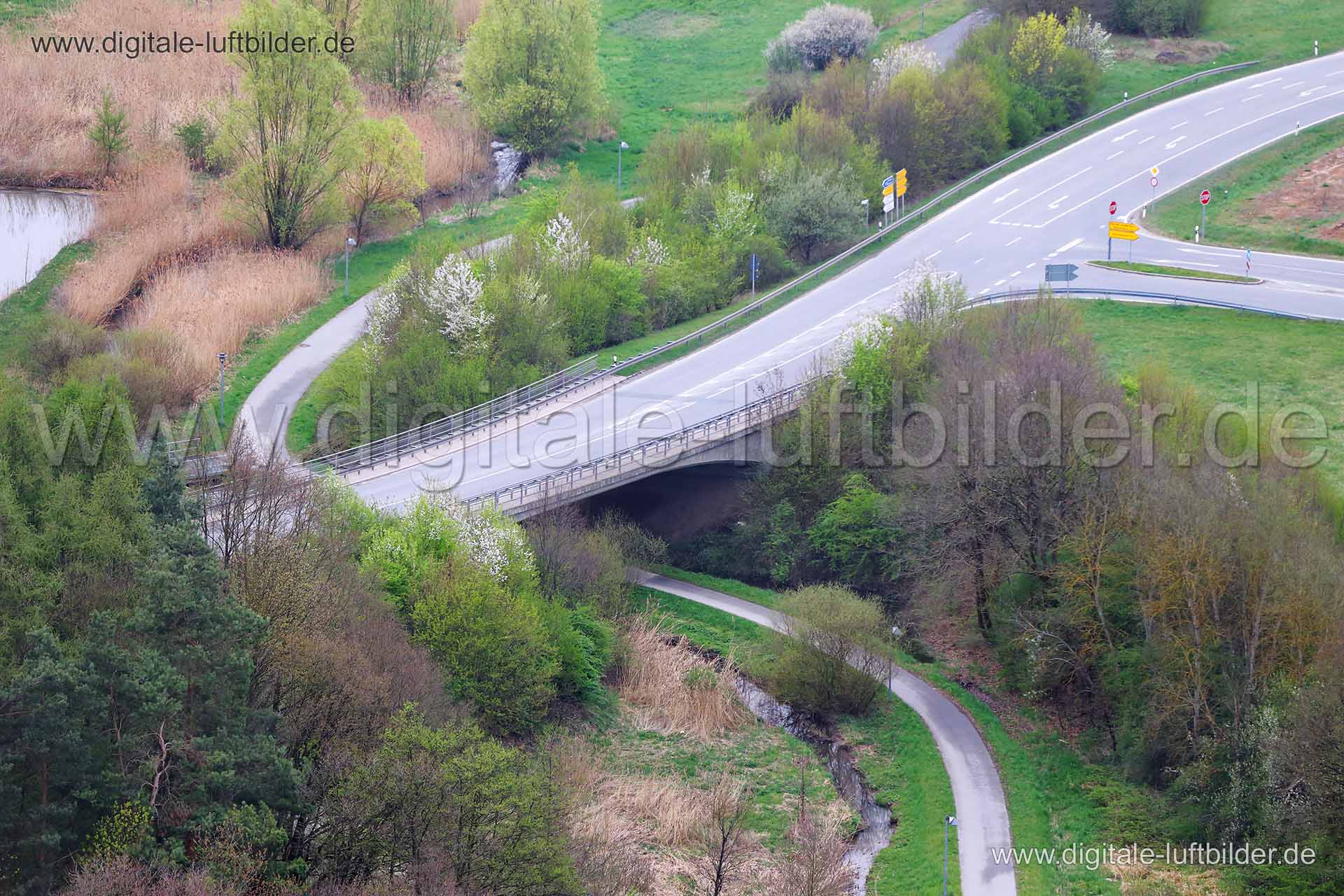 Titel: Natur und Brücke bei Herzogenaurach, Bildnummer: cb90590, Ort / Stadt: Herzogenaurach, (Land)Kreis: Landkreis Erlangen-Höchstadt, Regierungsbezirk: Mittelfranken, Bundesland: Bayern, Aufnahmedatum: 10.04.2014, Schlagwörter: Luftbild, Luftbilder, Luftbildfotografie, Luftaufnahme, Luftbildaufnahme, Luftfoto, Vogelperspektive, Vogelansicht, Deutschland, Schräg- und Senkrecht-Luftaufnahmen, Orthofotografie, Natur und Brücke Natur, Brücke, Landschaft, Weg, Unterführung, Bundesstraße, Ortsschil