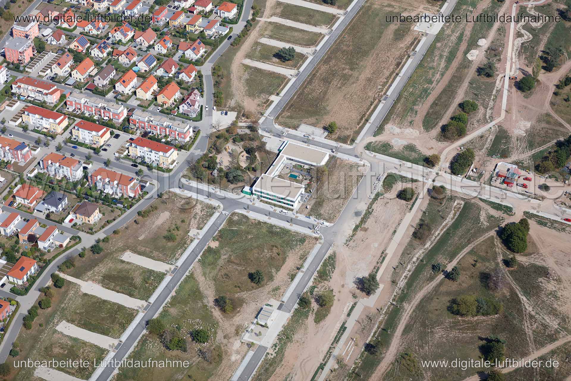 Titel: Neubau Erschließung Herzogenaurach, Bildnummer: c158580, Ort / Stadt: Herzogenaurach, (Land)Kreis: Landkreis Erlangen-Höchstadt, Regierungsbezirk: Mittelfranken, Bundesland: Bayern, Aufnahmedatum: 26.08.2015, Schlagwörter: Luftbild, Luftbilder, Luftbildfotografie, Luftaufnahme, Luftbildaufnahme, Luftfoto, Vogelperspektive, Vogelansicht, Deutschland, Schräg- und Senkrecht-Luftaufnahmen, Orthofotografie, Münchener Straße, Neubau, Erschließung, Neubauviertel, Reihenhäuser, Brache, Brachfläch
