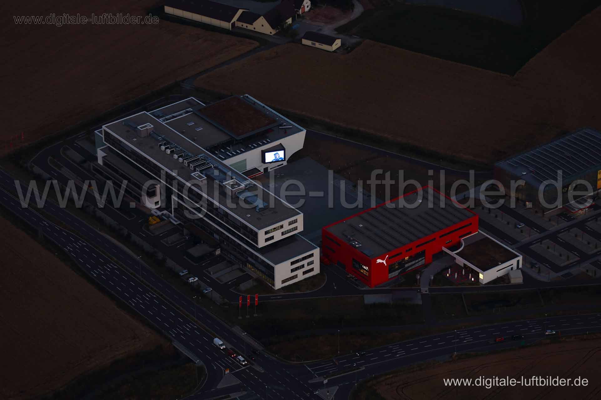 Titel: Puma Headquaters, Bildnummer: c050790, Ort / Stadt: Herzogenaurach, (Land)Kreis: Landkreis Erlangen-Höchstadt, Regierungsbezirk: Mittelfranken, Bundesland: Bayern, Aufnahmedatum: 19.07.2013, Schlagwörter: Luftbild, Luftbilder, Luftbildfotografie, Luftaufnahme, Luftbildaufnahme, Luftfoto, Vogelperspektive, Vogelansicht, Deutschland, Schräg- und Senkrecht-Luftaufnahmen, Orthofotografie, Puma, Architektur, Herzogenaurach, Gewerbeflächen & Gewerbeimmobilien, Puma Headquaters, Monat: Juli, Jah