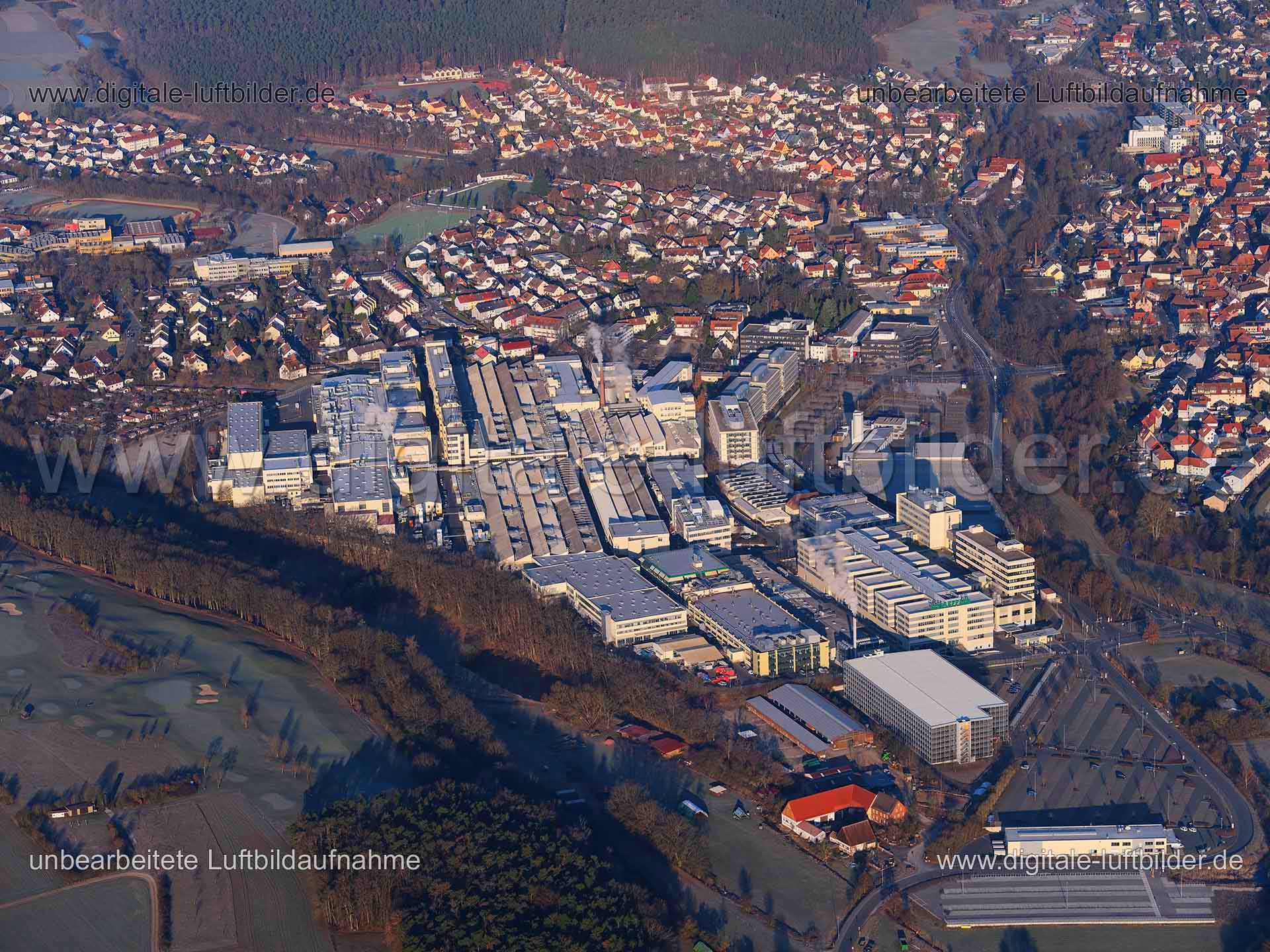 Titel: Schäffler AG, Bildnummer: f411180, Ort / Stadt: Herzogenaurach, (Land)Kreis: Landkreis Erlangen-Höchstadt, Regierungsbezirk: Mittelfranken, Bundesland: Bayern, Aufnahmedatum: 07.03.2021, Schlagwörter: Luftbild, Luftbilder, Luftbildfotografie, Luftaufnahme, Luftbildaufnahme, Luftfoto, Vogelperspektive, Vogelansicht, Deutschland, Schräg- und Senkrecht-Luftaufnahmen, Orthofotografie, Früh, Sonnenaufgang, Morgenröte, Schaeffler AG, Schäffler, Stammwerk, Produktionshallen, Gewerbeimmobilien, S