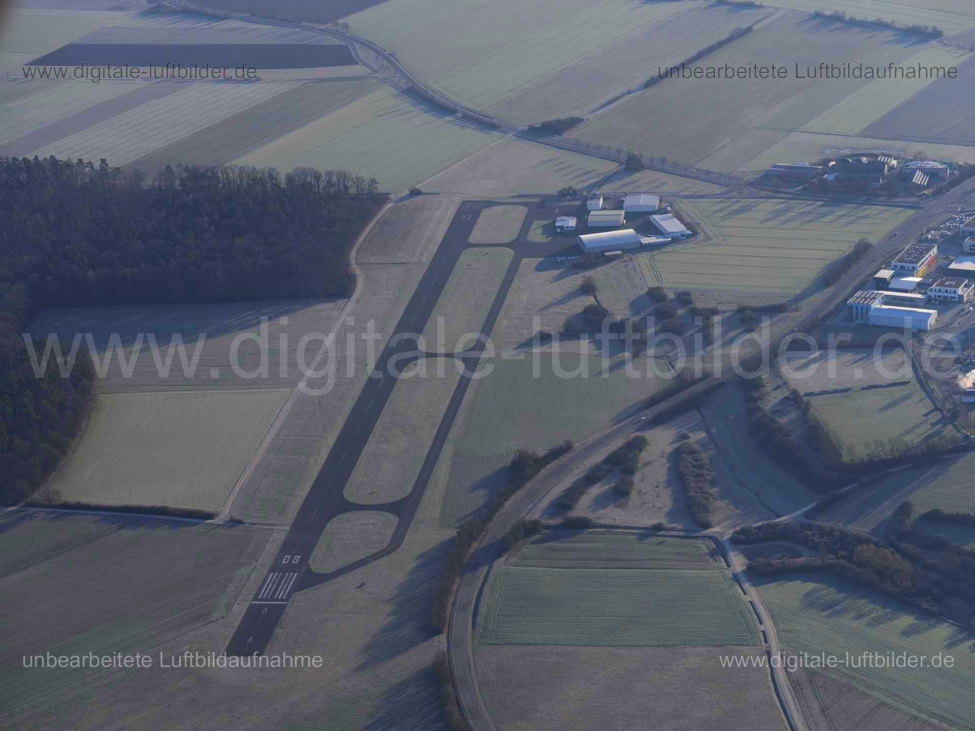 Titel: Sportflugplatz EDQH, Bildnummer: f410820, Ort / Stadt: Herzogenaurach, (Land)Kreis: Landkreis Erlangen-Höchstadt, Regierungsbezirk: Mittelfranken, Bundesland: Bayern, Aufnahmedatum: 07.03.2021, Schlagwörter: Luftbild, Luftbilder, Luftbildfotografie, Luftaufnahme, Luftbildaufnahme, Luftfoto, Vogelperspektive, Vogelansicht, Deutschland, Schräg- und Senkrecht-Luftaufnahmen, Orthofotografie, Früh, Sonnenaufgang, Morgenröte, Sportflugplatz in Herzogenaurach, EDQH, Startbahn, Landebahn, Flugpla