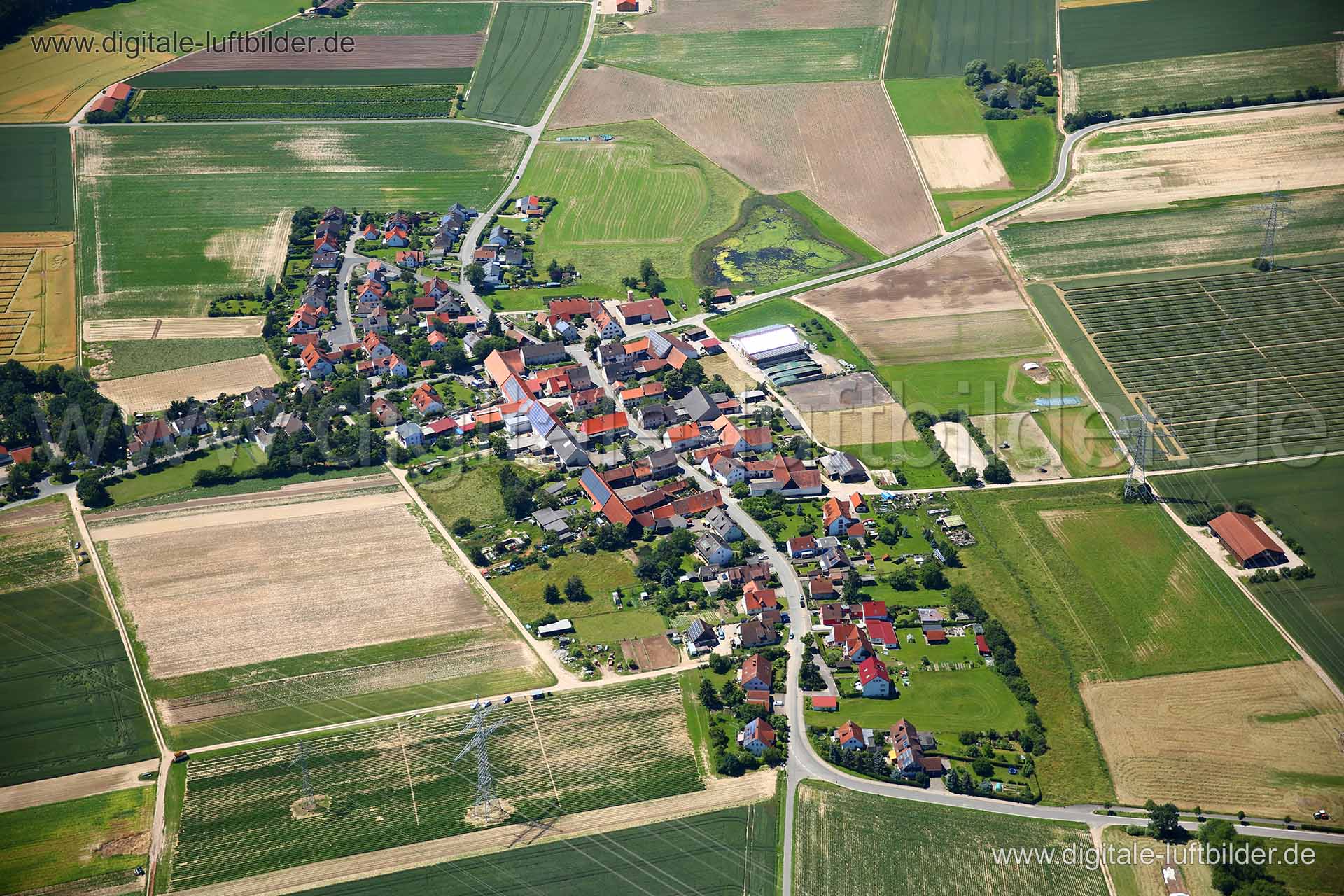 Titel: Steudach, Bildnummer: c220160, Ort / Stadt: Herzogenaurach, (Land)Kreis: Landkreis Erlangen-Höchstadt, Regierungsbezirk: Mittelfranken, Bundesland: Bayern, Aufnahmedatum: 23.06.2016, Schlagwörter: Luftbild, Luftbilder, Luftbildfotografie, Luftaufnahme, Luftbildaufnahme, Luftfoto, Vogelperspektive, Vogelansicht, Deutschland, Schräg- und Senkrecht-Luftaufnahmen, Orthofotografie, Steudach, Kieselbergstraße, Monat: Juni, Jahreszeit: Sommer, Tageszeit: Mittag / Nachmittag, Jahr: 2016, Flug ID: