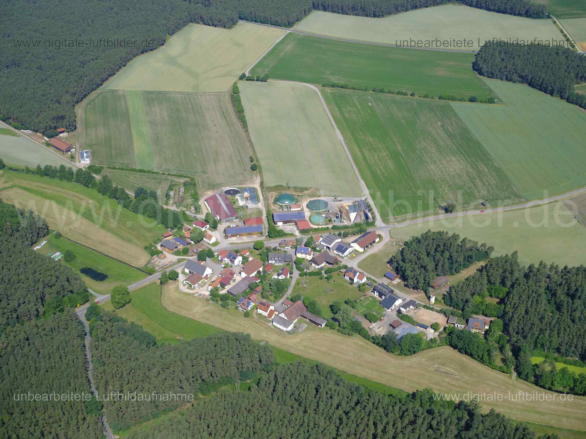 Titel: Oberrödel, Bildnummer: f480680, Ort / Stadt: Hilpoltstein, (Land)Kreis: Landkreis Roth, Regierungsbezirk: Mittelfranken, Bundesland: Bayern, Aufnahmedatum: 14.06.2022, Schlagwörter: Luftbild, Luftbilder, Luftbildfotografie, Luftaufnahme, Luftbildaufnahme, Luftfoto, Luftbildarchiv, Luftbildsuche, Vogelperspektive, Vogelansicht, Deutschland, , Oberrödel, Dorf, Monat: Juni, Jahreszeit: Sommer, Tageszeit: Vormittag / Mittag, Jahr: 2022, Flug ID: 20220614, Bildstatus: unbearbeitetes Rohbild, B