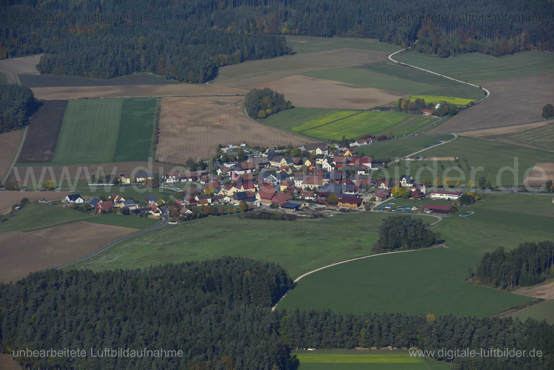 Titel: Hochstahl, Bildnummer: n350230, Ort / Stadt: Hochstahl, (Land)Kreis: Forchheim, Regierungsbezirk: Oberfranken, Bundesland: Bayern, Aufnahmedatum: 14.10.2019, Schlagwörter: Luftbild, Luftbilder, Luftbildfotografie, Luftaufnahme, Luftbildaufnahme, Luftfoto, Vogelperspektive, Vogelansicht, Deutschland, Schräg- und Senkrecht-Luftaufnahmen, Orthofotografie, Dorf, Monat: Oktober, Jahreszeit: Herbst, Tageszeit: Mittag / Nachmittag, Jahr: 2019, Flug ID: 20191014, Bildstatus: unbearbeitetes Rohbil