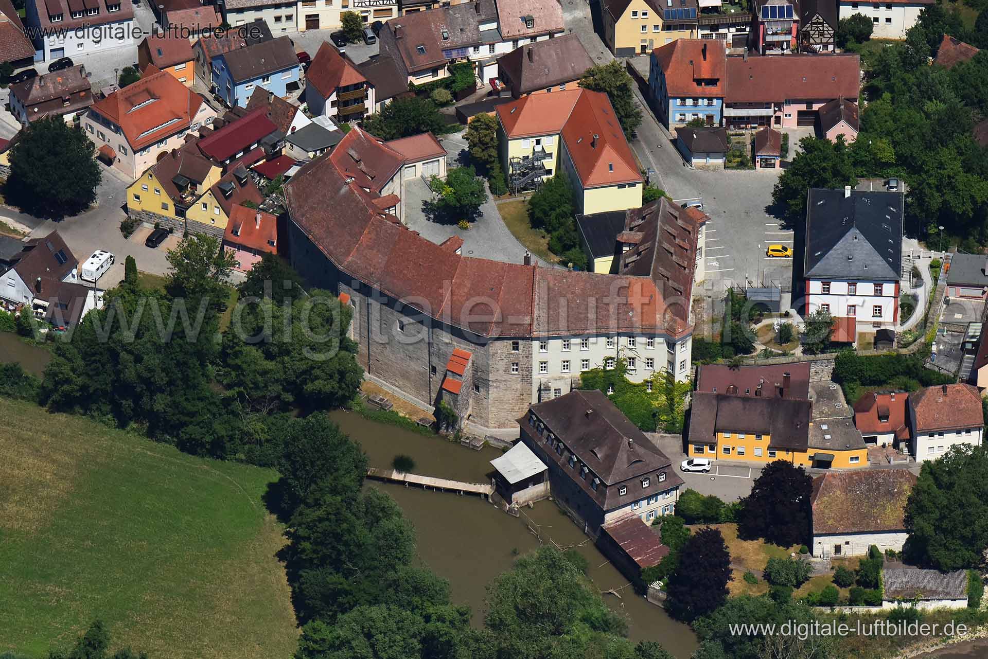 Titel: Schloss Höchstadt, Bildnummer: n270370, Ort / Stadt: Höchstadt an der Aisch, (Land)Kreis: Landkreis Erlangen-Höchstadt, Regierungsbezirk: Mittelfranken, Bundesland: Bayern, Aufnahmedatum: 30.06.2018, Schlagwörter: Luftbild, Luftbilder, Luftbildfotografie, Luftaufnahme, Luftbildaufnahme, Luftfoto, Vogelperspektive, Vogelansicht, Deutschland, Schräg- und Senkrecht-Luftaufnahmen, Orthofotografie, 91315, Burgen & Schlösser, Burg, Mittelalter, historisch, Architektur, Schloss, Schloßberg, Gerb