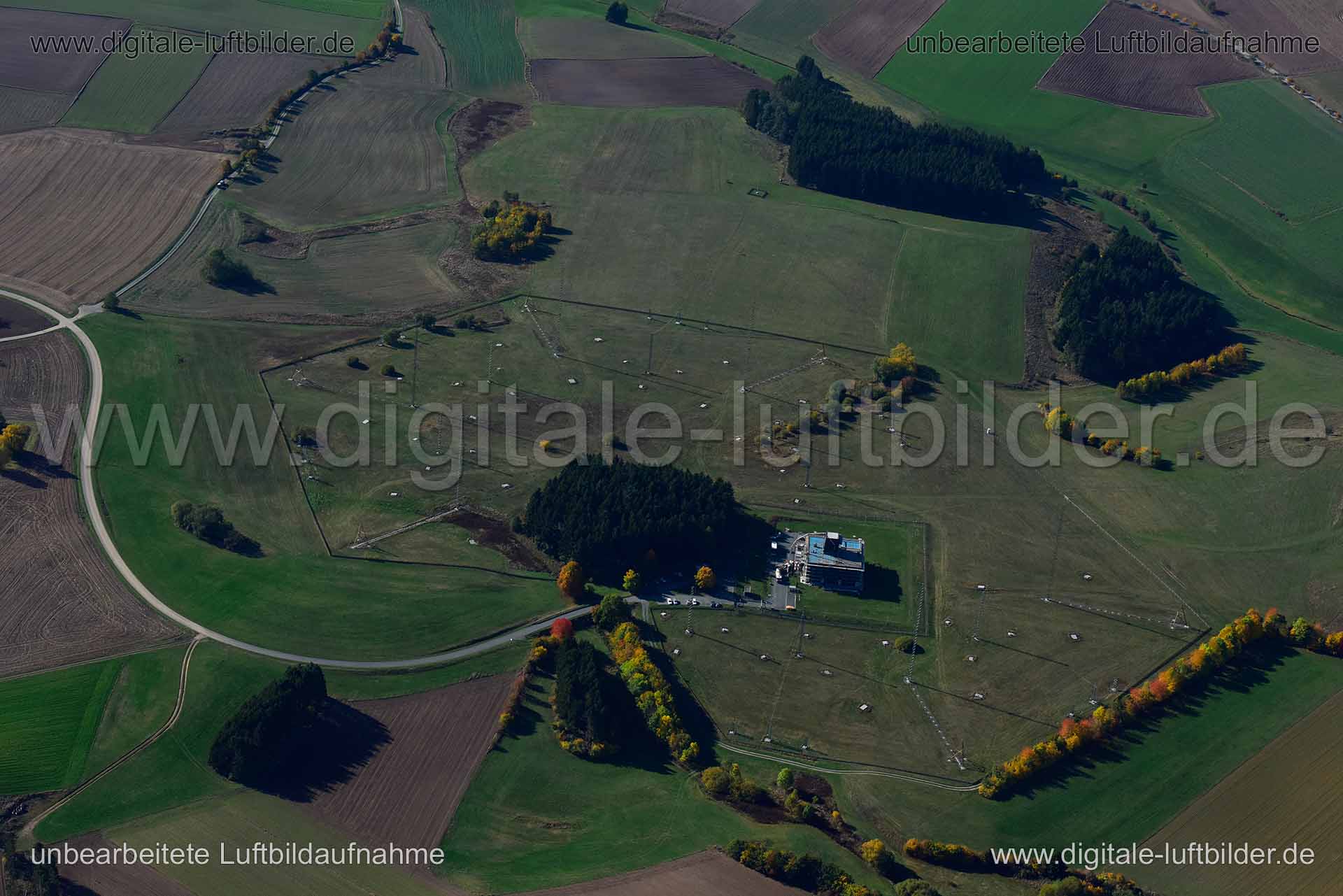 Titel: Funkanlage, Bildnummer: n351050, Ort / Stadt: Hof, (Land)Kreis: Landkreis Hof, Regierungsbezirk: Oberfranken, Bundesland: Bayern, Aufnahmedatum: 14.10.2019, Schlagwörter: Luftbild, Luftbilder, Luftbildfotografie, Luftaufnahme, Luftbildaufnahme, Luftfoto, Vogelperspektive, Vogelansicht, Deutschland, Schräg- und Senkrecht-Luftaufnahmen, Orthofotografie, Funkanlage, Antennenanlage, Antennen, Abhöranlage, Abhörstation, Industrie, Monat: Oktober, Jahreszeit: Herbst, Tageszeit: Mittag / Nachmit