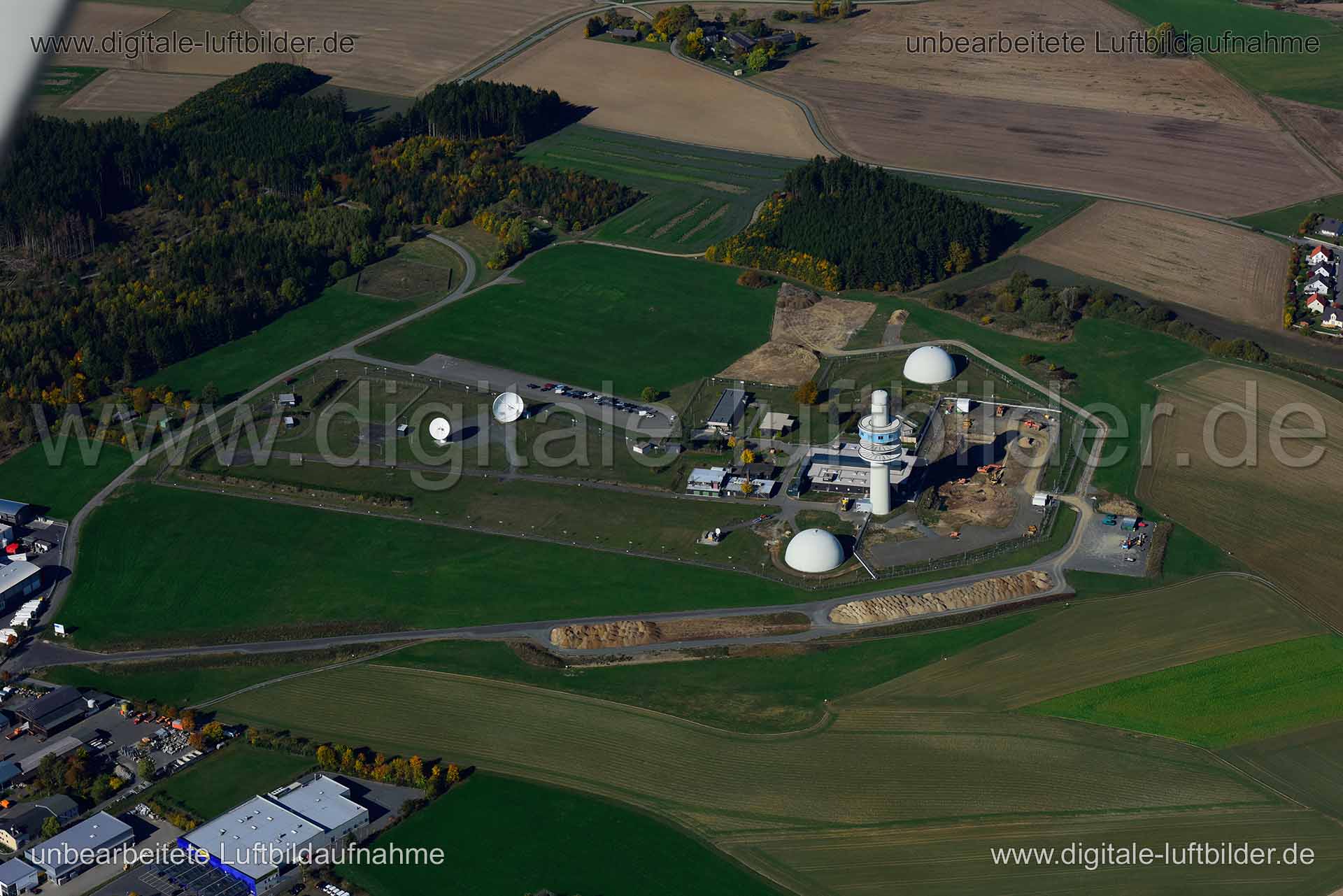 Titel: Funkanlage, Bildnummer: n351100, Ort / Stadt: Hof, (Land)Kreis: Landkreis Hof, Regierungsbezirk: Oberfranken, Bundesland: Bayern, Aufnahmedatum: 14.10.2019, Schlagwörter: Luftbild, Luftbilder, Luftbildfotografie, Luftaufnahme, Luftbildaufnahme, Luftfoto, Vogelperspektive, Vogelansicht, Deutschland, Schräg- und Senkrecht-Luftaufnahmen, Orthofotografie, Funkanlage, Antennenanlage, Antennen, Abhöranlage, Abhörstation, Industrie, Monat: Oktober, Jahreszeit: Herbst, Tageszeit: Mittag / Nachmit