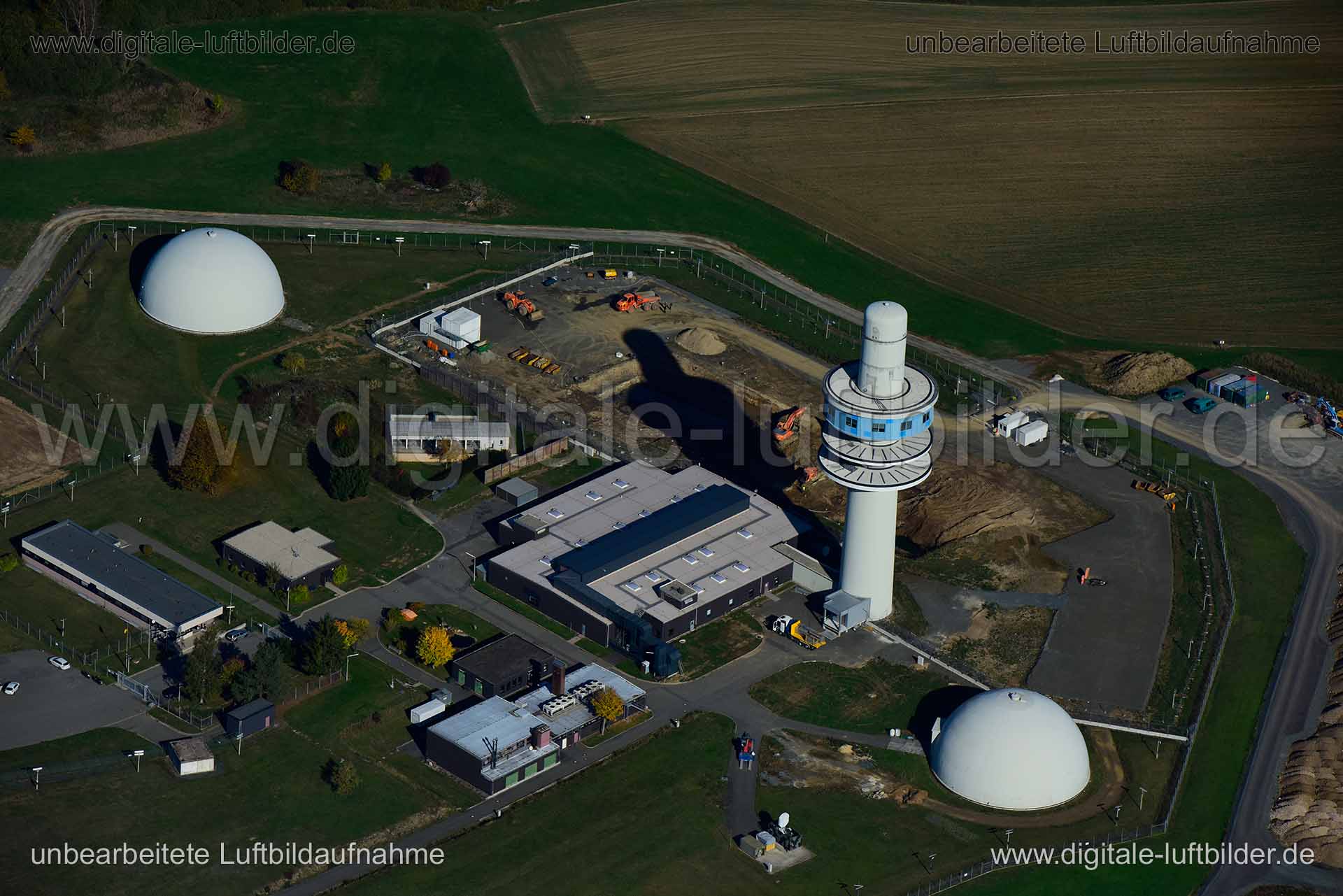 Titel: Funkanlage, Bildnummer: n351170, Ort / Stadt: Hof, (Land)Kreis: Landkreis Hof, Regierungsbezirk: Oberfranken, Bundesland: Bayern, Aufnahmedatum: 14.10.2019, Schlagwörter: Luftbild, Luftbilder, Luftbildfotografie, Luftaufnahme, Luftbildaufnahme, Luftfoto, Vogelperspektive, Vogelansicht, Deutschland, Schräg- und Senkrecht-Luftaufnahmen, Orthofotografie, Funkanlage, Antennenanlage, Antennen, Abhöranlage, Abhörstation, Industrie, Monat: Oktober, Jahreszeit: Herbst, Tageszeit: Mittag / Nachmit