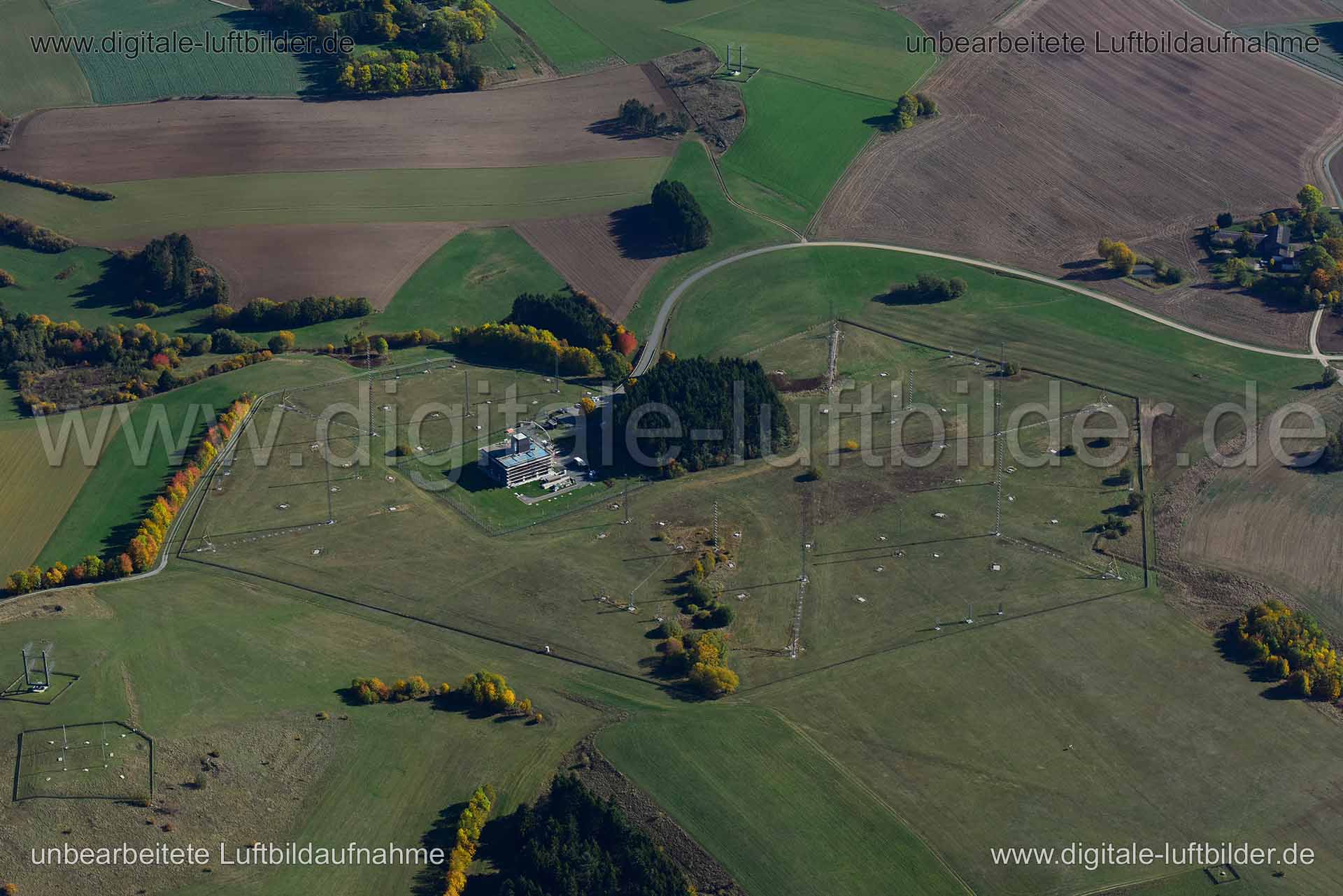 Titel: Funkanlage, Bildnummer: n351240, Ort / Stadt: Hof, (Land)Kreis: Landkreis Hof, Regierungsbezirk: Oberfranken, Bundesland: Bayern, Aufnahmedatum: 14.10.2019, Schlagwörter: Luftbild, Luftbilder, Luftbildfotografie, Luftaufnahme, Luftbildaufnahme, Luftfoto, Vogelperspektive, Vogelansicht, Deutschland, Schräg- und Senkrecht-Luftaufnahmen, Orthofotografie, Funkanlage, Antennenanlage, Antennen, Abhöranlage, Abhörstation, Monat: Oktober, Jahreszeit: Herbst, Tageszeit: Mittag / Nachmittag, Jahr: