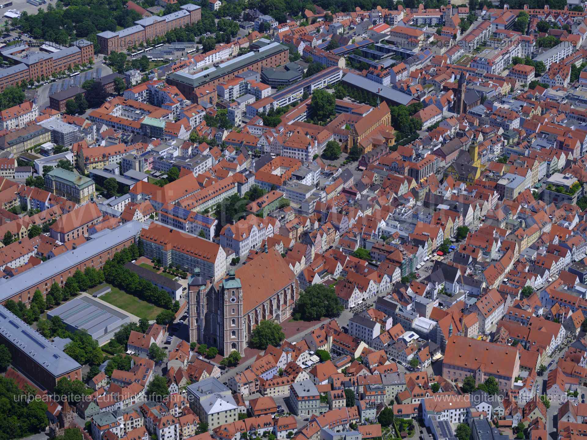 Titel: Liebfrauenmünster, Bildnummer: f483900, Ort / Stadt: Ingolstadt, (Land)Kreis: kreisfreie Stadt Ingolstadt, Regierungsbezirk: Oberbayern, Bundesland: Bayern, Aufnahmedatum: 14.06.2022, Schlagwörter: Luftbild, Luftbilder, Luftbildfotografie, Luftaufnahme, Luftbildaufnahme, Luftfoto, Luftbildarchiv, Luftbildsuche, Vogelperspektive, Vogelansicht, Deutschland, , Liebfrauenmünster, Kirche, Altstadt, Jahnstraße, Konviktstraße, Monat: Juni, Jahreszeit: Sommer, Tageszeit: Vormittag / Mittag, Jahr: