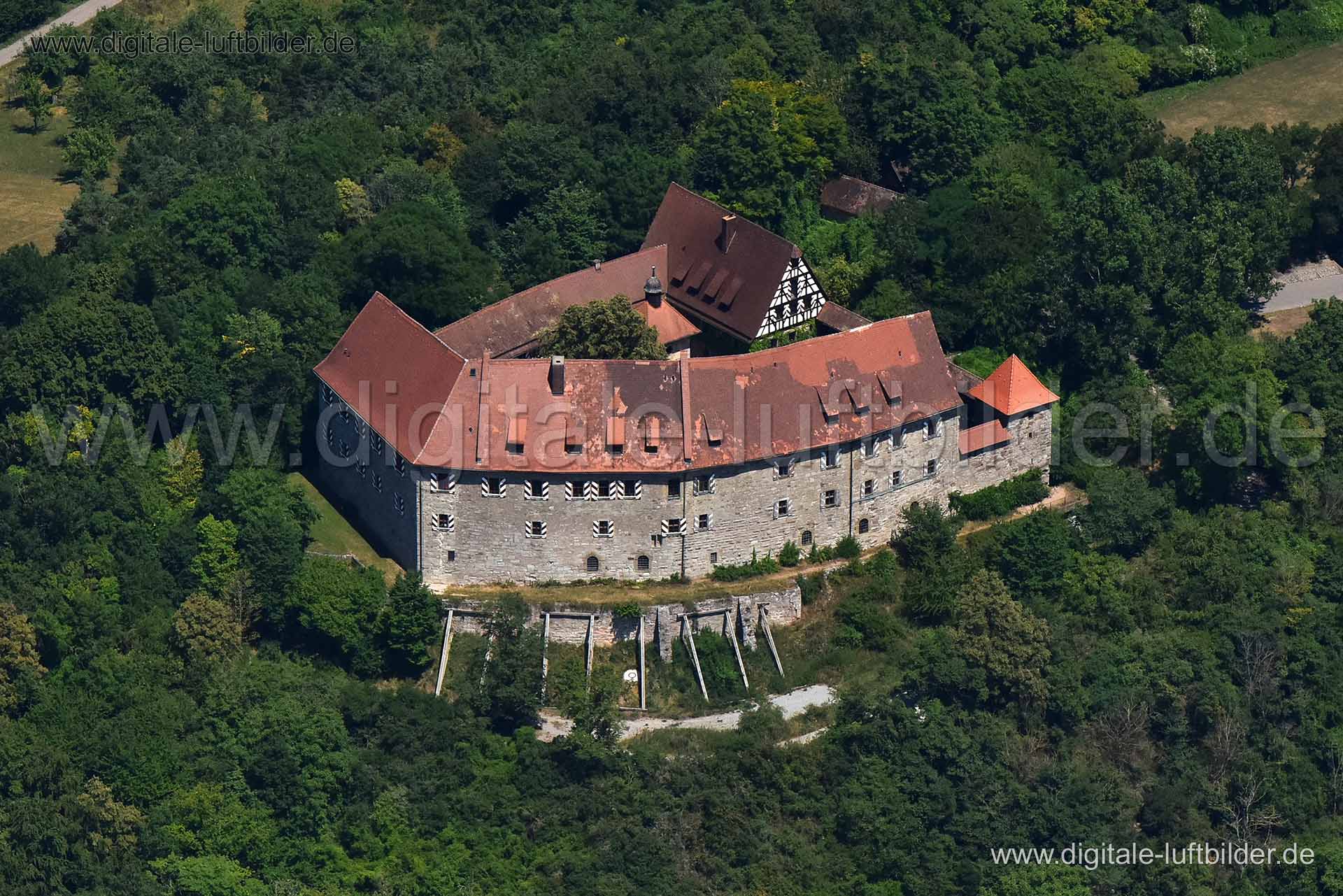 Titel: Burg Hoheneck, Bildnummer: n271070, Ort / Stadt: Ipsheim, (Land)Kreis: Landkreis Neustadt an der Aisch-Bad Windsheim, Regierungsbezirk: Mittelfranken, Bundesland: Bayern, Aufnahmedatum: 30.06.2018, Schlagwörter: Luftbild, Luftbilder, Luftbildfotografie, Luftaufnahme, Luftbildaufnahme, Luftfoto, Vogelperspektive, Vogelansicht, Deutschland, Schräg- und Senkrecht-Luftaufnahmen, Orthofotografie, 91472, Burg Hoheneck, Jugendbildungsstätte, Schullandheim, Burgen & Schlösser, Burg, Mittelalter,