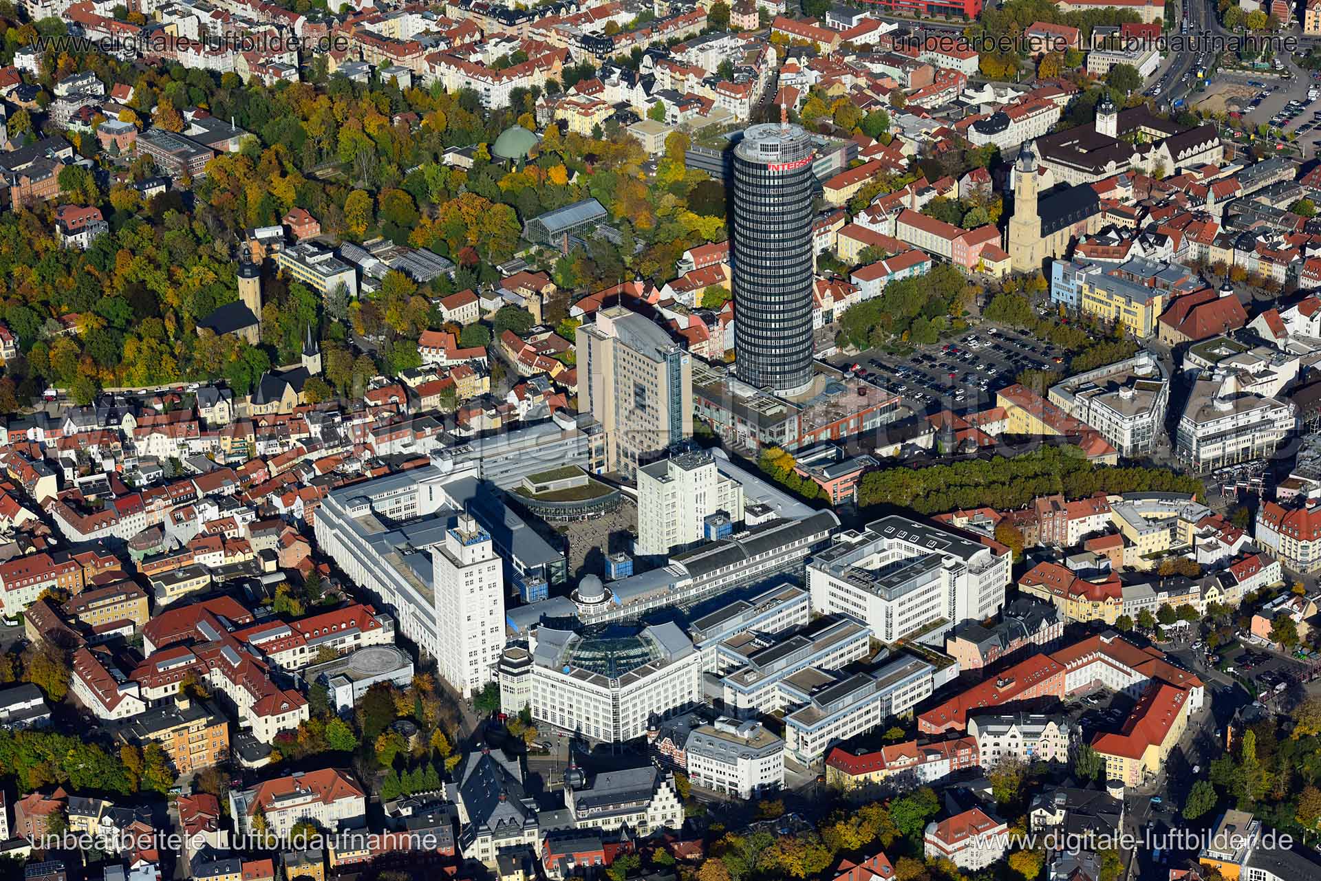 Titel: Jena, Bildnummer: n355750, Ort / Stadt: Jena, (Land)Kreis: kreisfreie Stadt Jena, Regierungsbezirk: Thüringen, Bundesland: Thüringen, Aufnahmedatum: 14.10.2019, Schlagwörter: Luftbild, Luftbilder, Luftbildfotografie, Luftaufnahme, Luftbildaufnahme, Luftfoto, Vogelperspektive, Vogelansicht, Deutschland, Schräg- und Senkrecht-Luftaufnahmen, Orthofotografie, Ernst-Abbe-Platz, JenTower, Jena Tower, Hochhaus, Intershop, Gewerbeflächen & Gewerbeimmobilien, Jena, Monat: Oktober, Jahreszeit: Herb