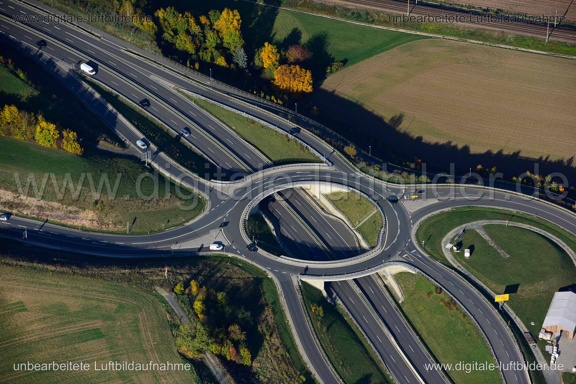 Titel: Kreisverkehr, Bildnummer: n355970, Ort / Stadt: Jena, (Land)Kreis: kreisfreie Stadt Jena, Regierungsbezirk: Thüringen, Bundesland: Thüringen, Aufnahmedatum: 14.10.2019, Schlagwörter: Luftbild, Luftbilder, Luftbildfotografie, Luftaufnahme, Luftbildaufnahme, Luftfoto, Vogelperspektive, Vogelansicht, Deutschland, Schräg- und Senkrecht-Luftaufnahmen, Orthofotografie, Kreisverkehr, Verkehr, Verkehrsführung, Straße, Autobahnkreuz, Monat: Oktober, Jahreszeit: Herbst, Tageszeit: Mittag / Nachmitt