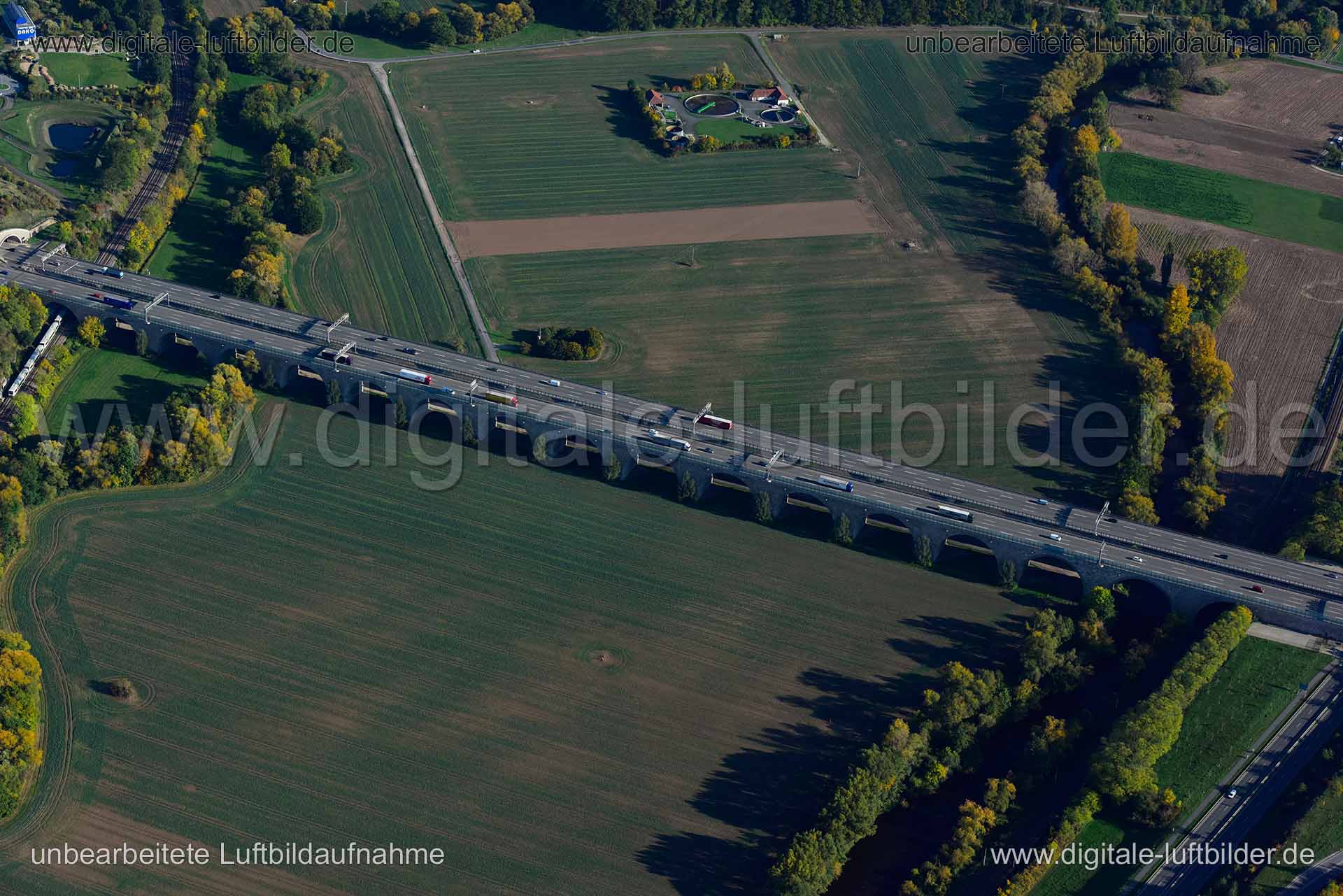 Titel: Saaletalbrücke, Bildnummer: n356040, Ort / Stadt: Jena, (Land)Kreis: kreisfreie Stadt Jena, Regierungsbezirk: Thüringen, Bundesland: Thüringen, Aufnahmedatum: 14.10.2019, Schlagwörter: Luftbild, Luftbilder, Luftbildfotografie, Luftaufnahme, Luftbildaufnahme, Luftfoto, Vogelperspektive, Vogelansicht, Deutschland, Schräg- und Senkrecht-Luftaufnahmen, Orthofotografie, Kreisverkehr, Verkehr, Verkehrsführung, Straße, Autobahnkreuz, Saaletalbrücke, Monat: Oktober, Jahreszeit: Herbst, Tageszeit: