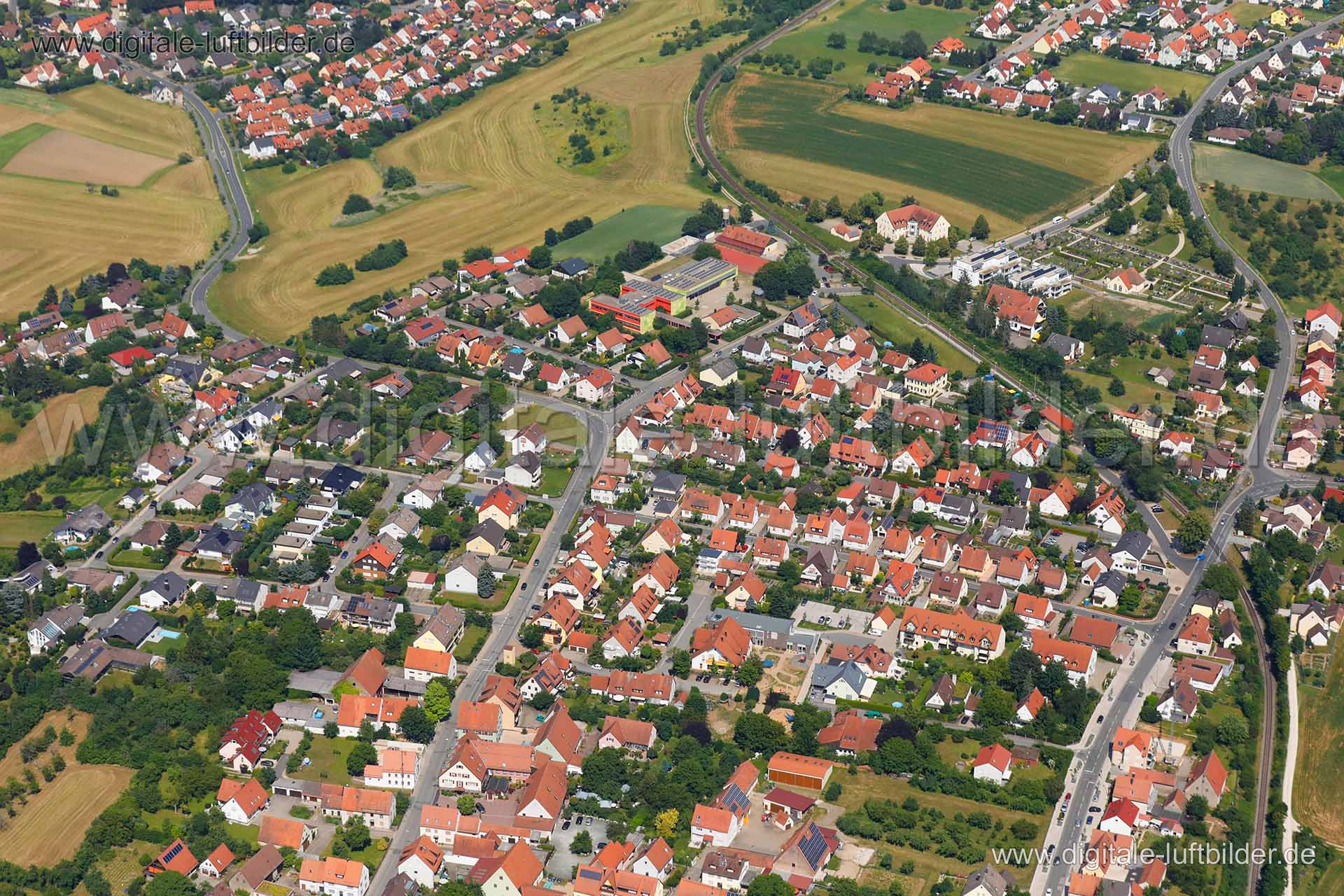 Titel: Kalchreuth, Bildnummer: c314510, Ort / Stadt: Kalchreuth, (Land)Kreis: Landkreis Erlangen-Höchstadt, Regierungsbezirk: Mittelfranken, Bundesland: Bayern, Aufnahmedatum: 26.06.2019, Schlagwörter: Luftbild, Luftbilder, Luftbildfotografie, Luftaufnahme, Luftbildaufnahme, Luftfoto, Vogelperspektive, Vogelansicht, Deutschland, Schräg- und Senkrecht-Luftaufnahmen, Orthofotografie, 90562, Dorfplatz, Erlanger Straße, Weißgasse, Rathausstraße, Schulstraße, Am Spirkbrunnen, Bahnhofstraße, Heroldsbe