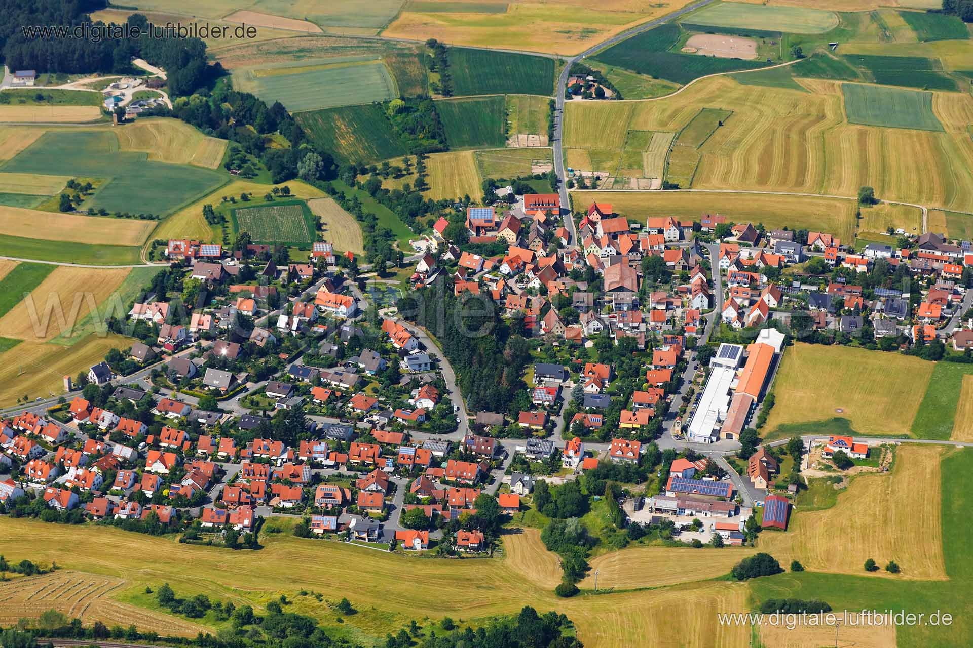 Titel: Röckenhof, Bildnummer: c314470, Ort / Stadt: Kalchreuth, (Land)Kreis: Landkreis Erlangen-Höchstadt, Regierungsbezirk: Mittelfranken, Bundesland: Bayern, Aufnahmedatum: 26.06.2019, Schlagwörter: Luftbild, Luftbilder, Luftbildfotografie, Luftaufnahme, Luftbildaufnahme, Luftfoto, Vogelperspektive, Vogelansicht, Deutschland, Schräg- und Senkrecht-Luftaufnahmen, Orthofotografie, Röckenhof, 90562, Schloßstraße, Röckenhofer Hauptstraße, Monat: Juni, Jahreszeit: Sommer, Tageszeit: Mittag / Nachmi