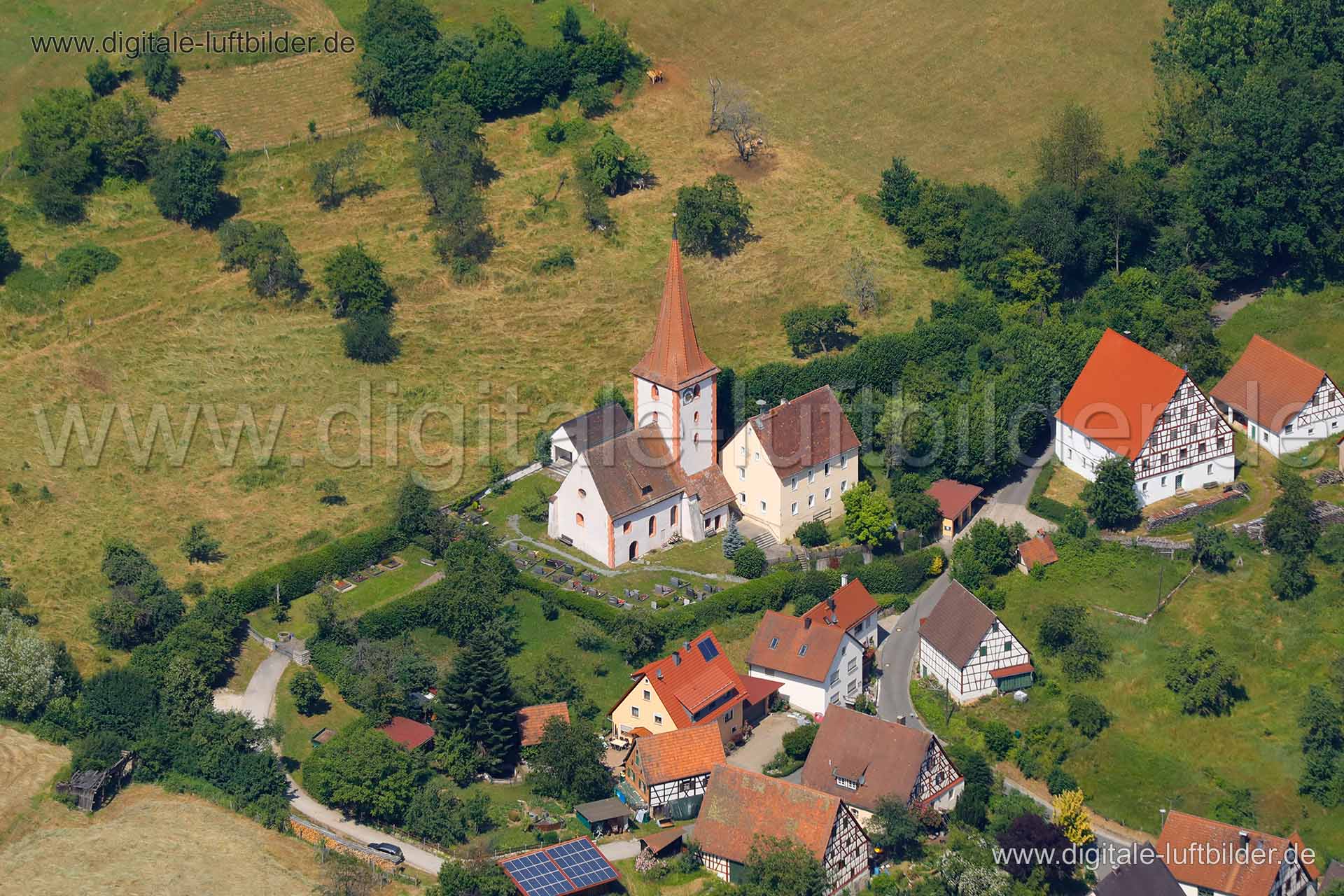Titel: Oberkrumbach, Bildnummer: c313860, Ort / Stadt: Kirchensittenbach, (Land)Kreis: Landkreis Nürnberger Land, Regierungsbezirk: Mittelfranken, Bundesland: Bayern, Aufnahmedatum: 26.06.2019, Schlagwörter: Luftbild, Luftbilder, Luftbildfotografie, Luftaufnahme, Luftbildaufnahme, Luftfoto, Vogelperspektive, Vogelansicht, Deutschland, Schräg- und Senkrecht-Luftaufnahmen, Orthofotografie, Kirchsittenbach, Oberkrumbach, Kirche, Monat: Juni, Jahreszeit: Sommer, Tageszeit: Mittag / Nachmittag, Jahr: