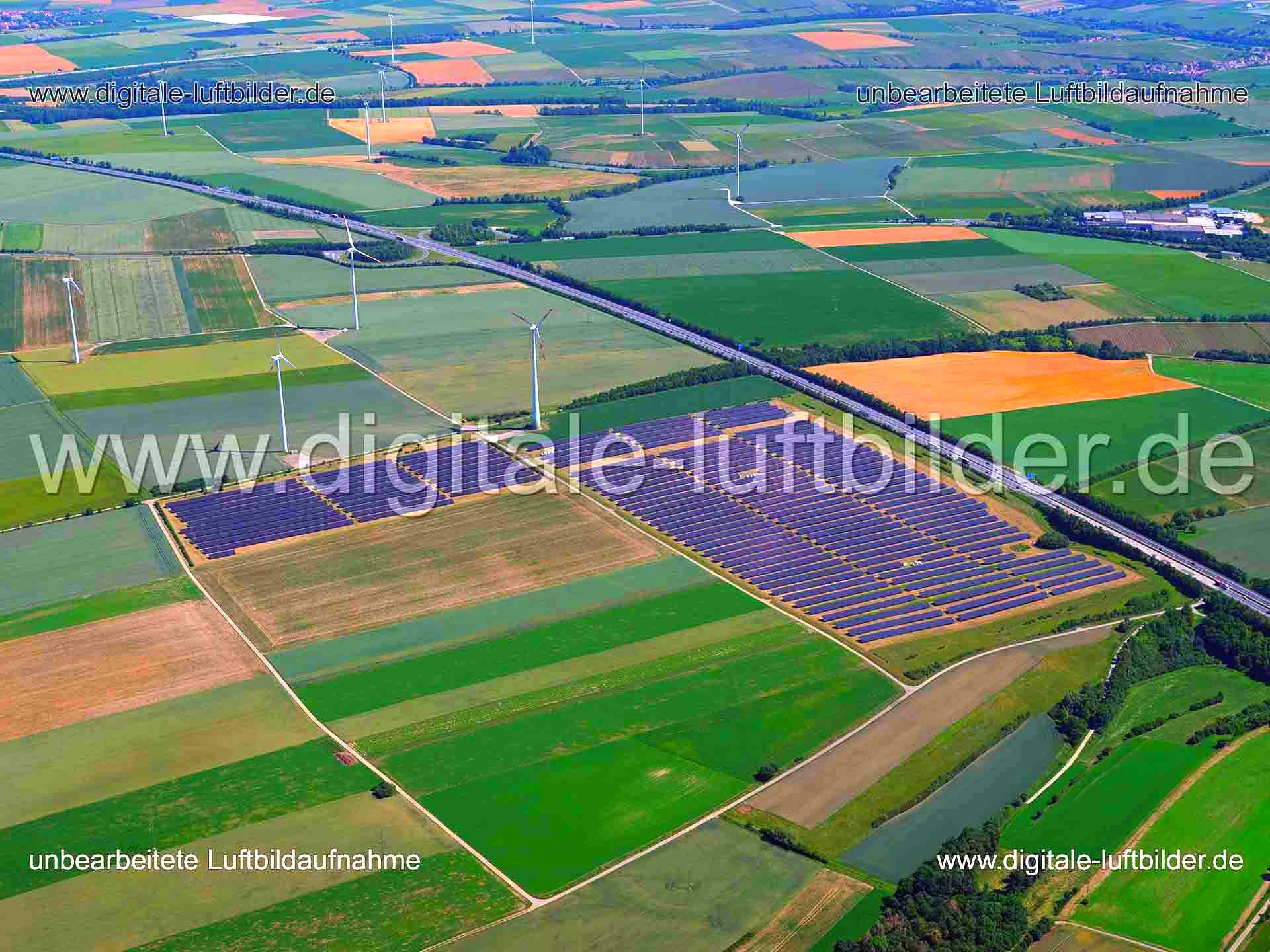 Titel: Solarpark bei Kitzingen, Bildnummer: f370430, Ort / Stadt: Kitzingen, (Land)Kreis: Landkreis Kitzingen, Regierungsbezirk: Unterfranken, Bundesland: Bayern, Aufnahmedatum: 24.06.2020, Schlagwörter: Luftbild, Luftbilder, Luftbildfotografie, Luftaufnahme, Luftbildaufnahme, Luftfoto, Vogelperspektive, Vogelansicht, Deutschland, Schräg- und Senkrecht-Luftaufnahmen, Orthofotografie, Solarpark bei Kitzingen, Reppendorf, Stromgewinnung, Grüne Energie, Photovoltaik, Photovoltaikanlage, Erneuerbare