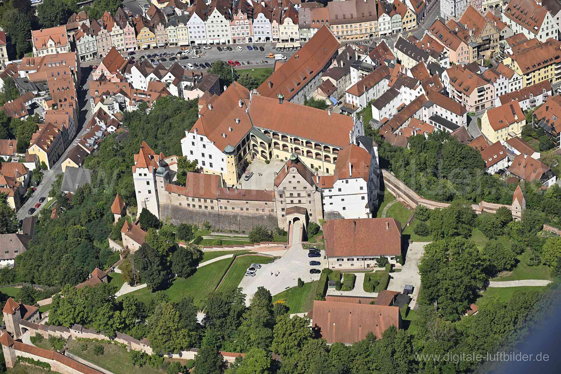 Titel: Burg Trausnitz, Bildnummer: n511610, Ort / Stadt: Landshut, (Land)Kreis: kreisfreie Stadt Landshut, Regierungsbezirk: Niederbayern, Bundesland: Bayern, Aufnahmedatum: 11.08.2023, Schlagwörter: Deutschland, , Burg Trausnitz, Burgen & Schlösser, Denkmal, Denmalschutz, Baudenkmal, Monat: August, Jahreszeit: Sommer, Tageszeit: Vormittag / Mittag, Jahr: 2023, Flug ID: 20230811, Bildstatus: unbearbeitetes Rohbild, Bildabmessung: 8256 x 5504 Pixel, Fotograf & Copyright: Oliver Acker