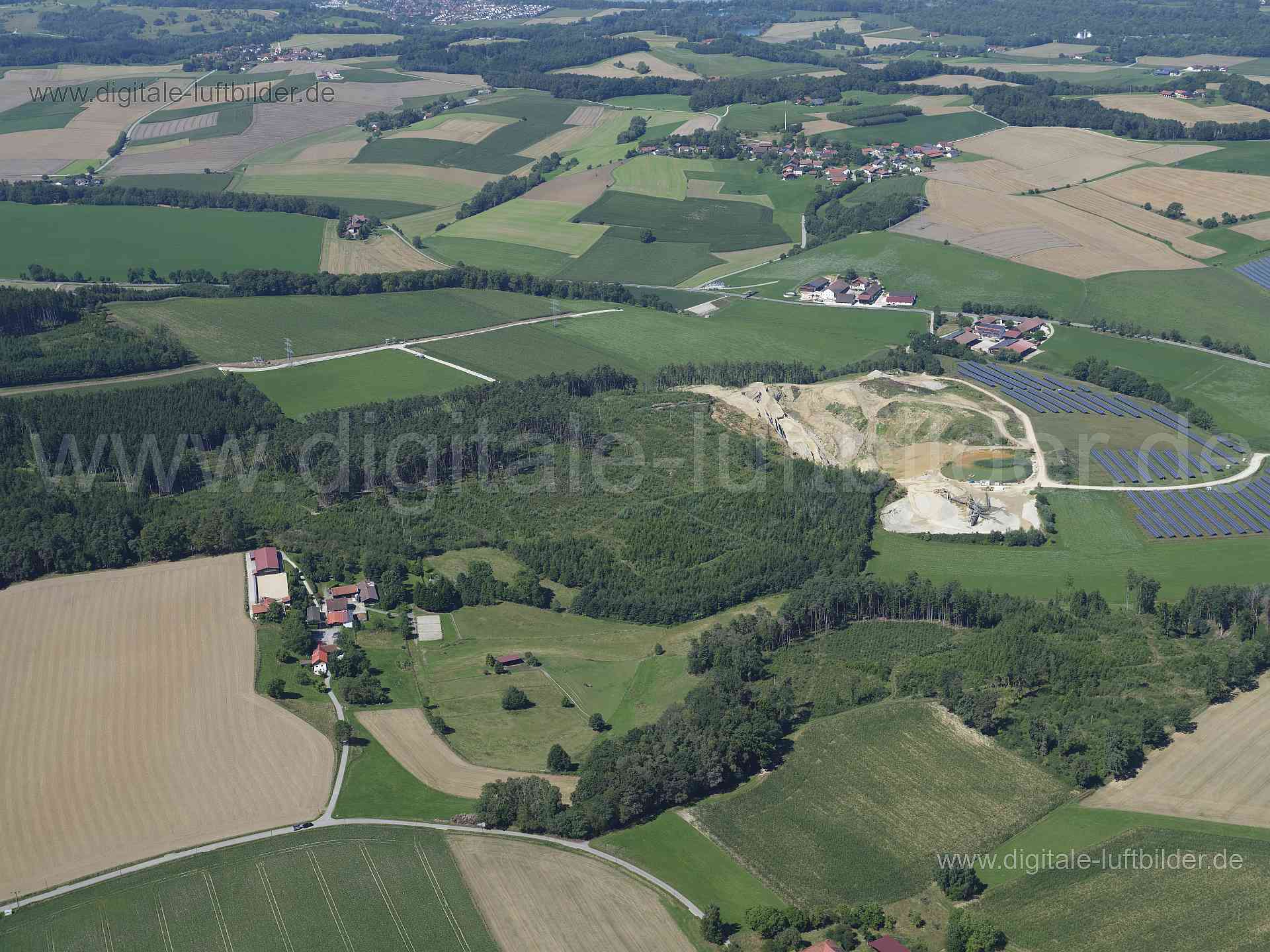 Titel: Pöffelkofener Kieswerk, Bildnummer: f510970, Ort / Stadt: Landshut, (Land)Kreis: kreisfreie Stadt Landshut, Regierungsbezirk: Niederbayern, Bundesland: Bayern, Aufnahmedatum: 11.08.2023, Schlagwörter: Deutschland, , Pöffelkofener Kieswerk, Rohstoffe, Baustoffe, Monat: August, Jahreszeit: Sommer, Tageszeit: Vormittag / Mittag, Jahr: 2023, Flug ID: 20230811, Bildstatus: unbearbeitetes Rohbild, Bildabmessung: 11648 x 8736 Pixel, Fotograf & Copyright: Oliver Acker