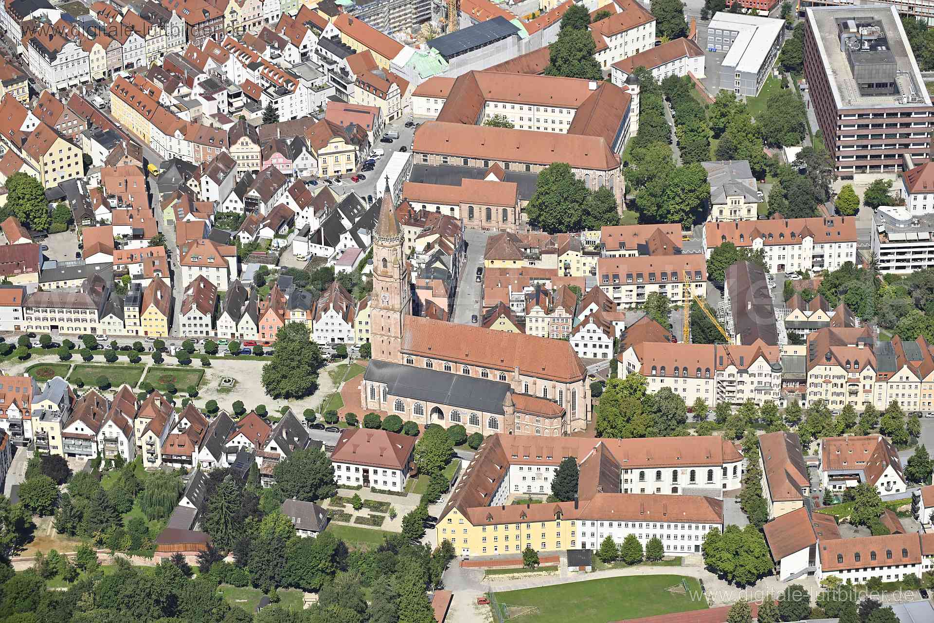 Titel: St. Jodok Kirche, Bildnummer: n511590, Ort / Stadt: Landshut, (Land)Kreis: kreisfreie Stadt Landshut, Regierungsbezirk: Niederbayern, Bundesland: Bayern, Aufnahmedatum: 11.08.2023, Schlagwörter: Deutschland, , St. Jodok Kirche, Kirche, Freyung, Monat: August, Jahreszeit: Sommer, Tageszeit: Vormittag / Mittag, Jahr: 2023, Flug ID: 20230811, Bildstatus: unbearbeitetes Rohbild, Bildabmessung: 8256 x 5504 Pixel, Fotograf & Copyright: Oliver Acker